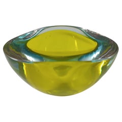 Cuenco triangular con geoda de cristal de Murano amarillo y azul Sommerso