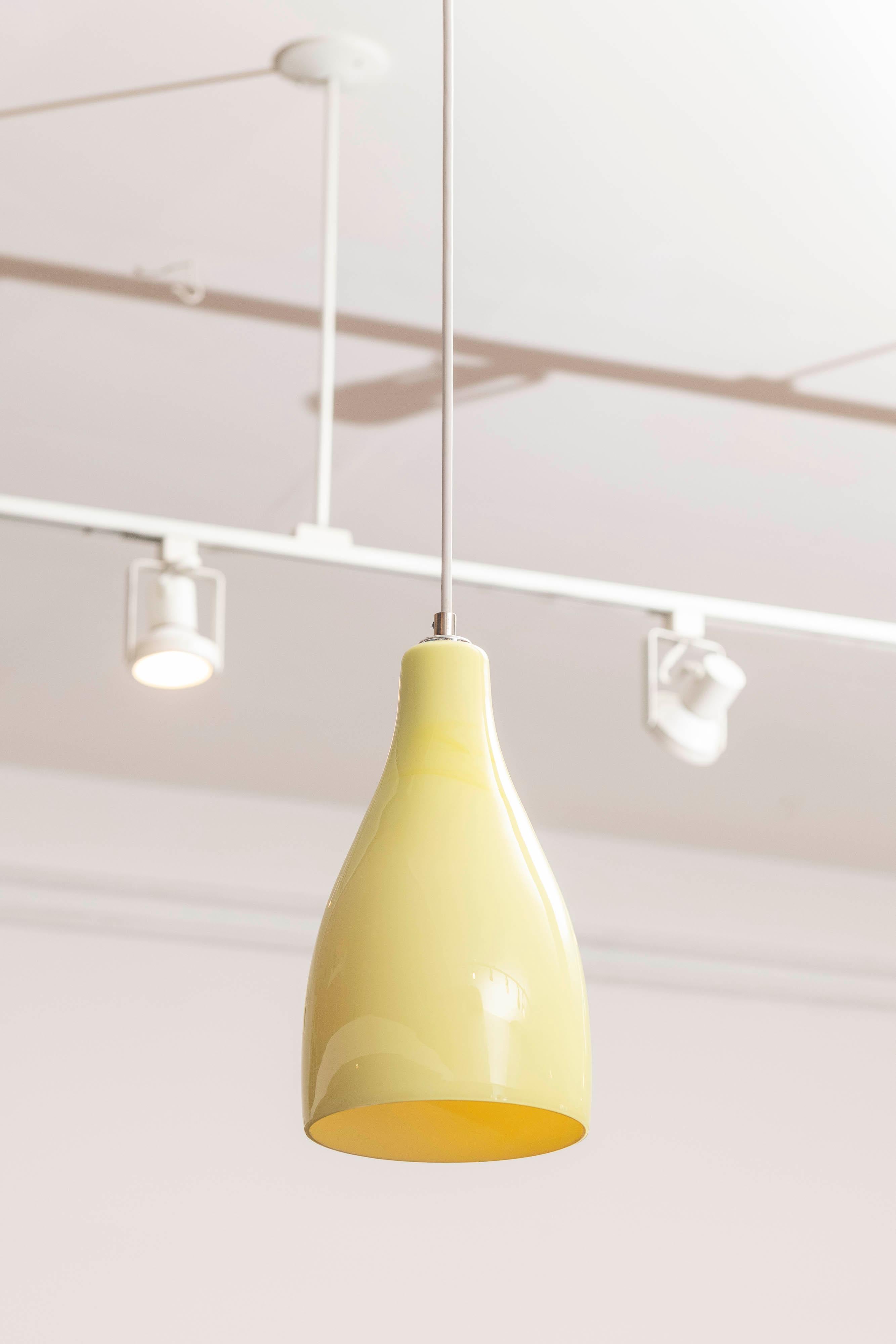 Lampe à suspension en verre jaune enchâssé de Murano, attribuée à Massimo Vignelli, Italie. Belle couleur jaune riche lorsqu'elle est éclairée avec une forme complémentaire. Le câblage vient d'être refait. En excellent état d'origine, prêt à être