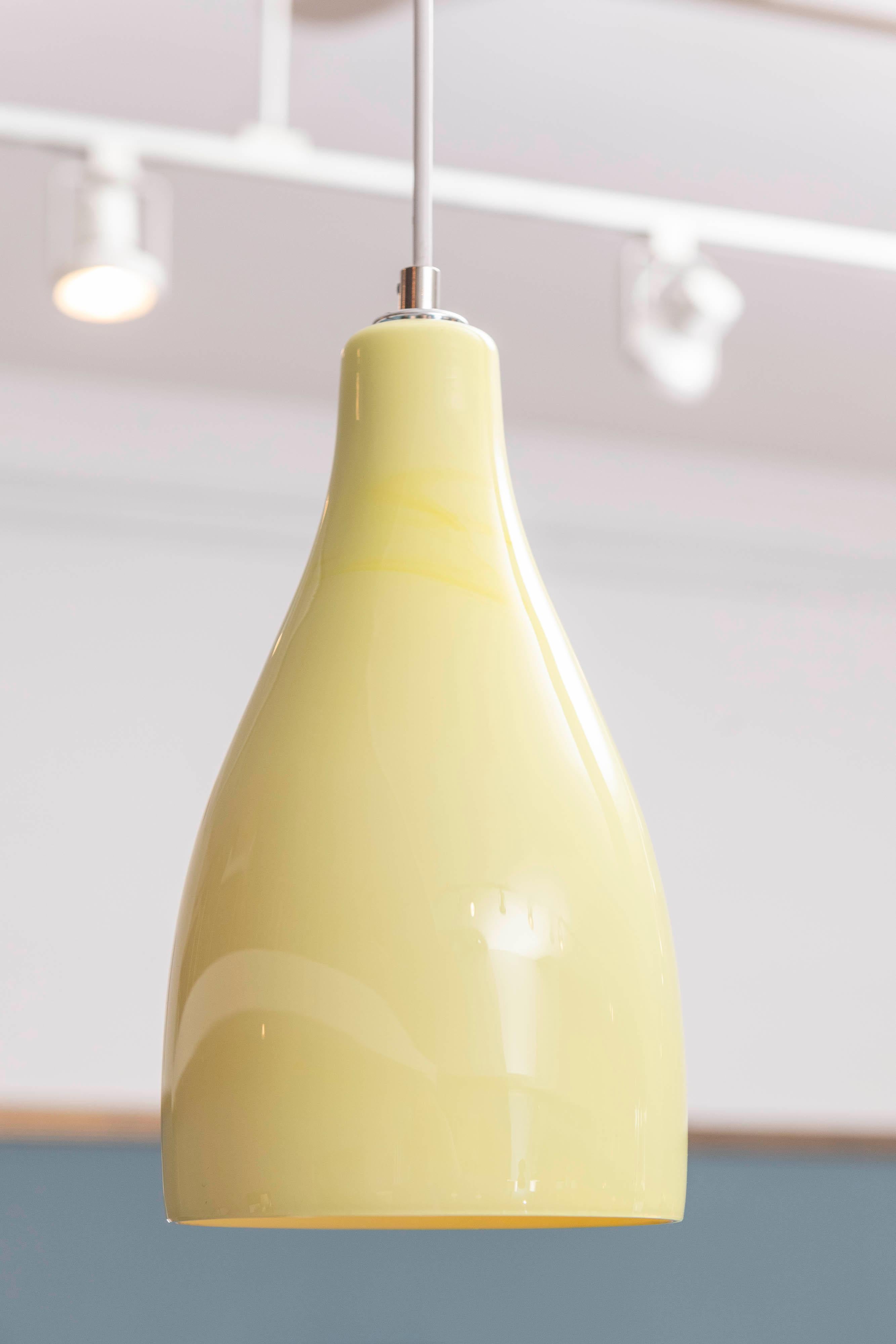 Mid-Century Modern Lampe pendante en verre ciselé jaune de Murano en vente
