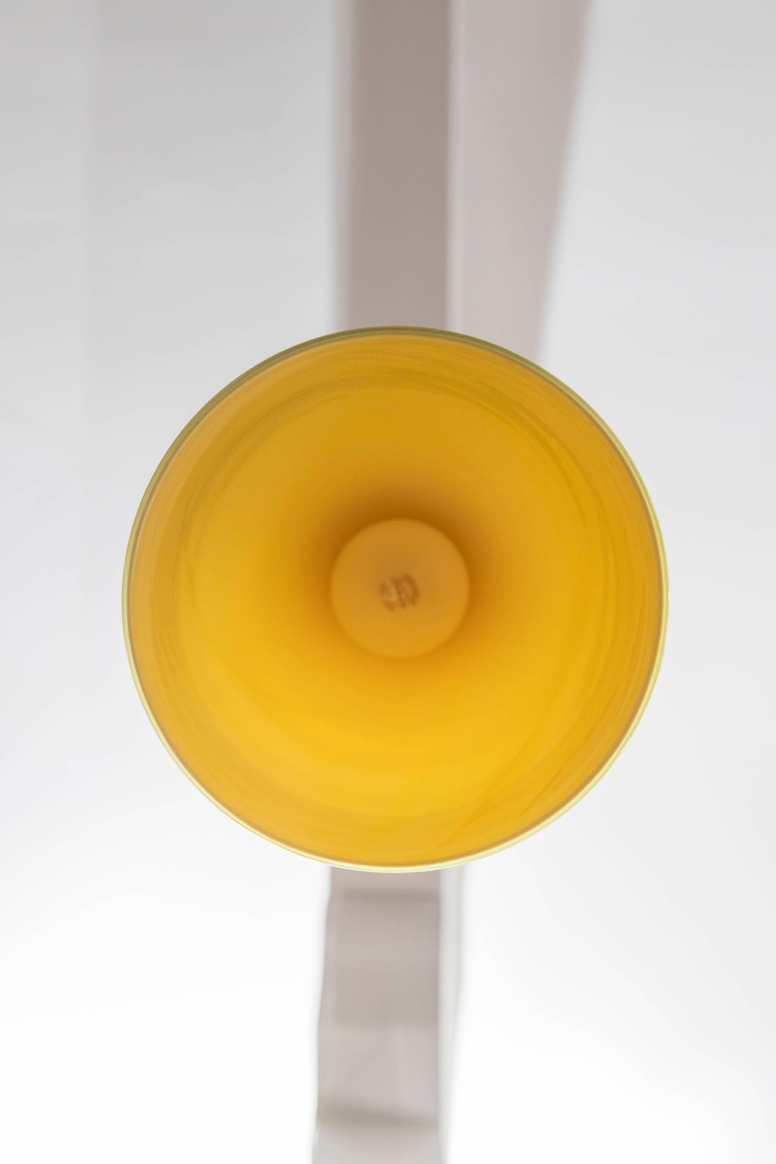 italien Lampe pendante en verre ciselé jaune de Murano en vente