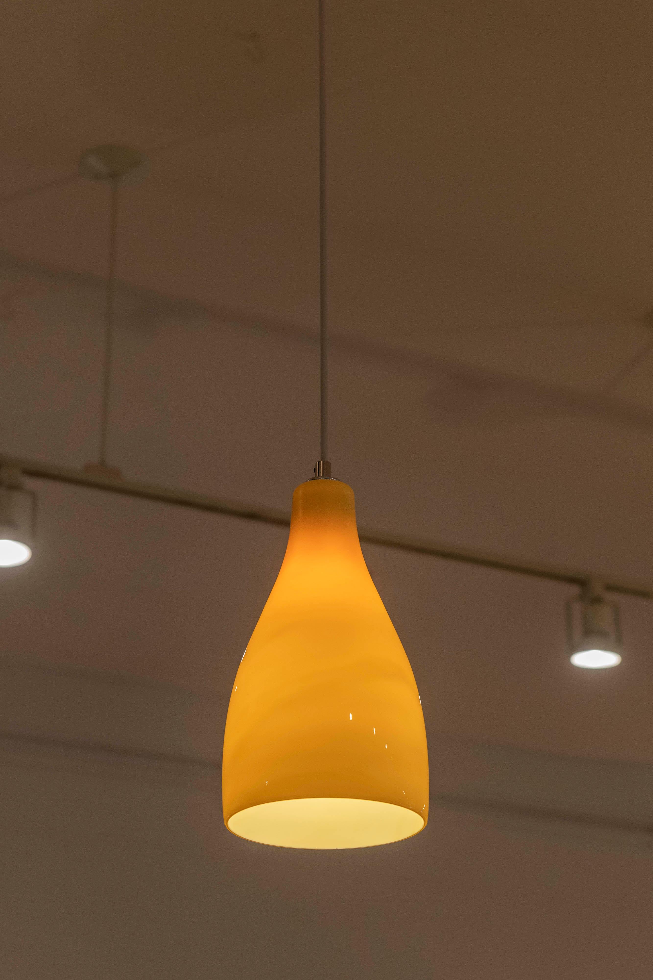Lampe pendante en verre ciselé jaune de Murano Bon état - En vente à San Francisco, CA