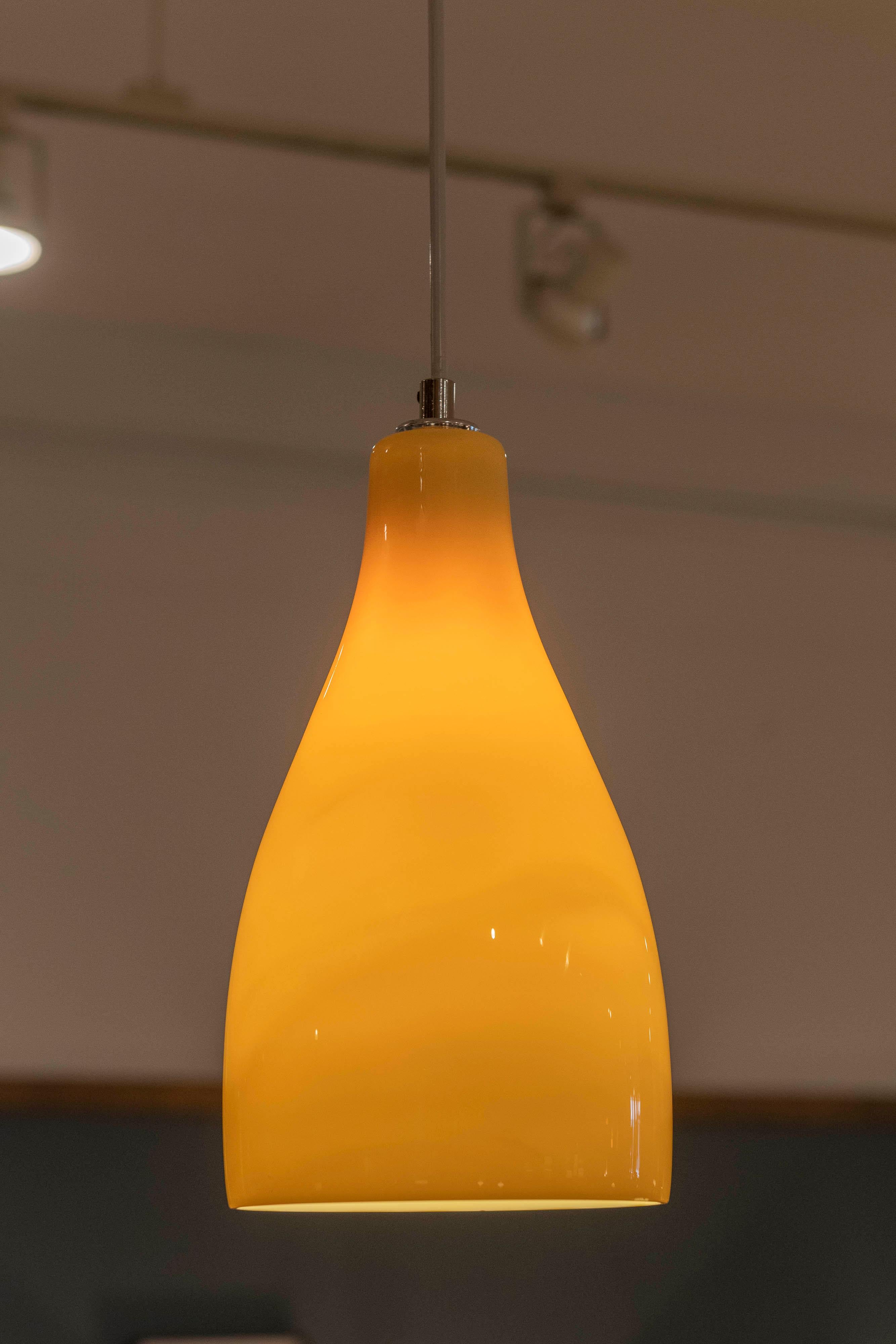 Milieu du XXe siècle Lampe pendante en verre ciselé jaune de Murano en vente