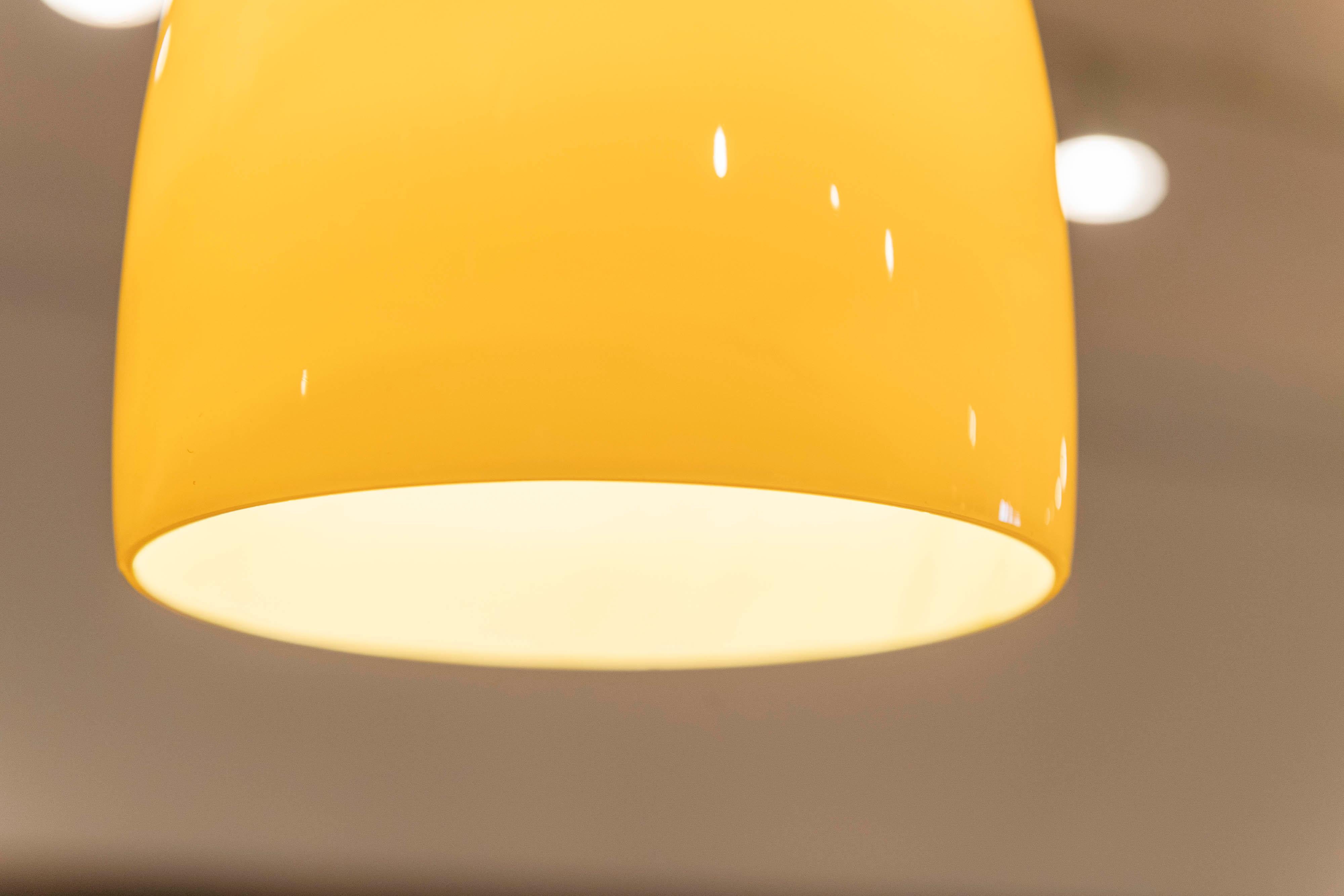 Verre Lampe pendante en verre ciselé jaune de Murano en vente