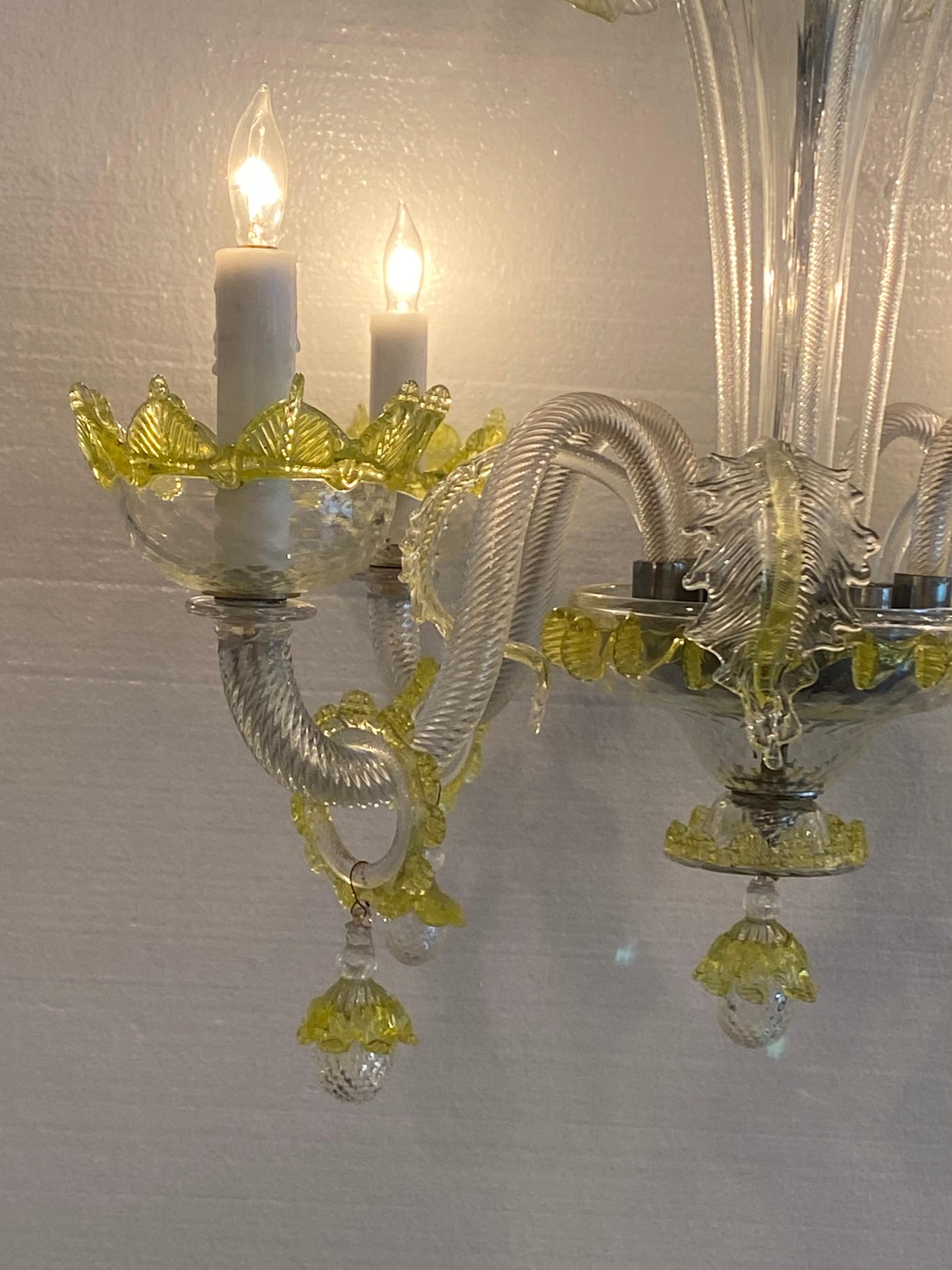 Lustre de Murano jaune. 4 lumières et 4 caches-bougies de 4 pouces.