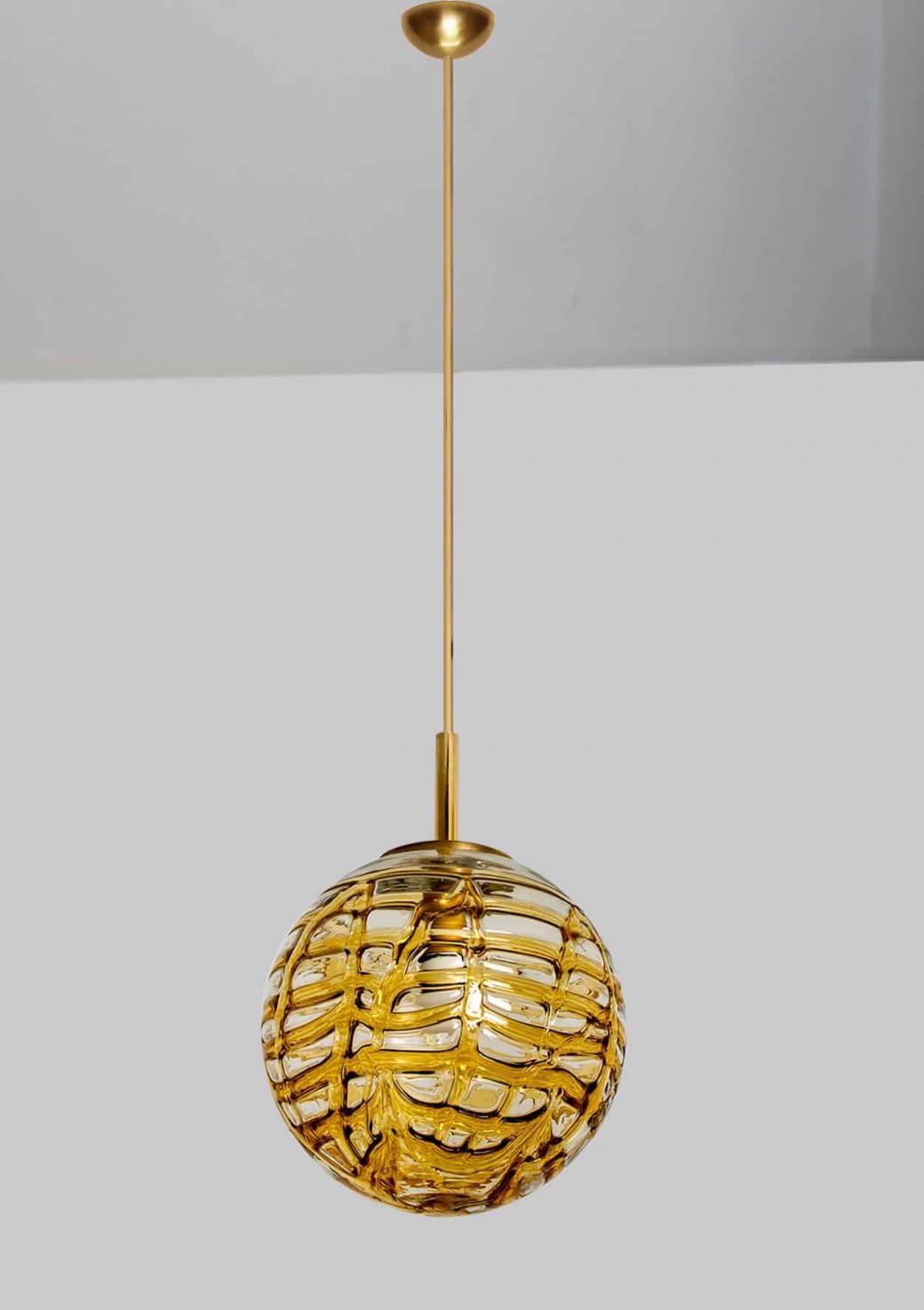 Uno dei tre lampadari a sospensione Doria (in collaborazione con Murano) nello stile di Venini, prodotto nel 1960 circa. Veri e propri pezzi unici.
Paralume in cristallo di Murano di alto livello e spessore, realizzato con vetri sovrapposti di