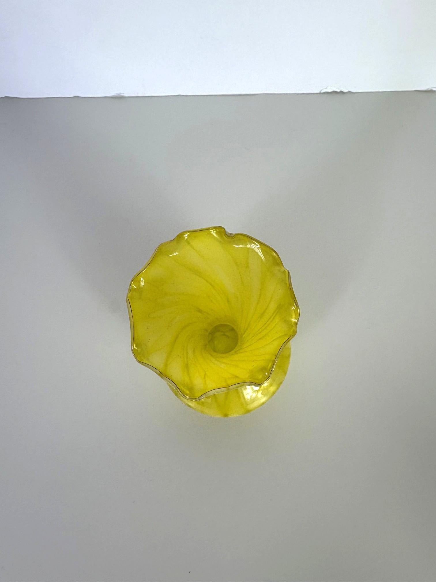 Un giallo  Vaso in vetro di Murano.
