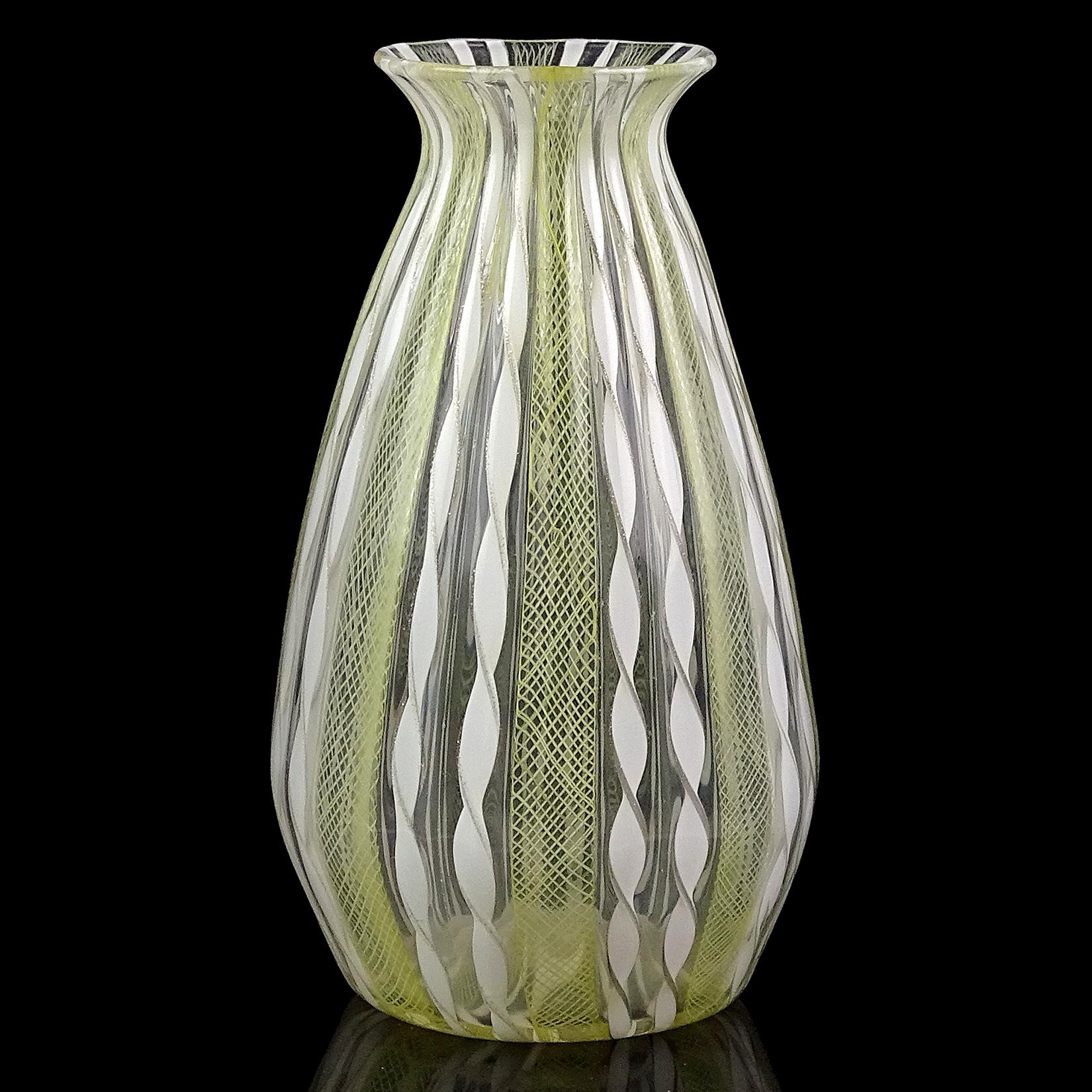 Magnifique vase d'art italien en verre soufflé à la main de Murano, avec des rubans jaunes et blancs. Créé avec des rubans alternés en filet Zanfirico jaune, et des rubans torsadés blancs avec des garnitures en aventurine argentée. Il a un petit