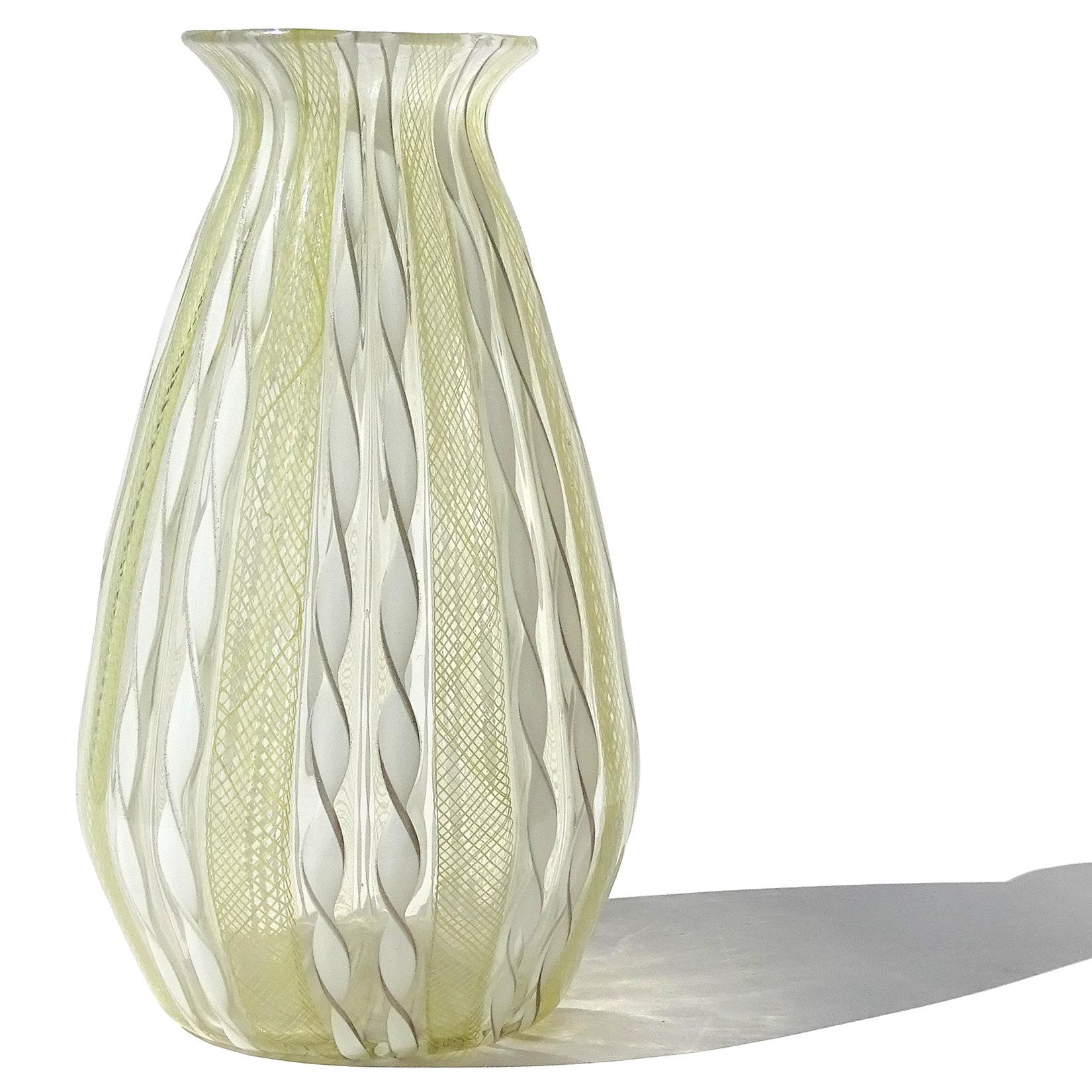 Mid-Century Modern Vase à fleurs en verre d'art italien de Murano du milieu du siècle dernier en forme de ruban d'aventurine jaune et blanc en vente