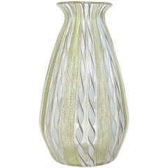 Vaso da fiori di Murano in vetro artistico di metà secolo con nastro di avventurina bianco e giallo