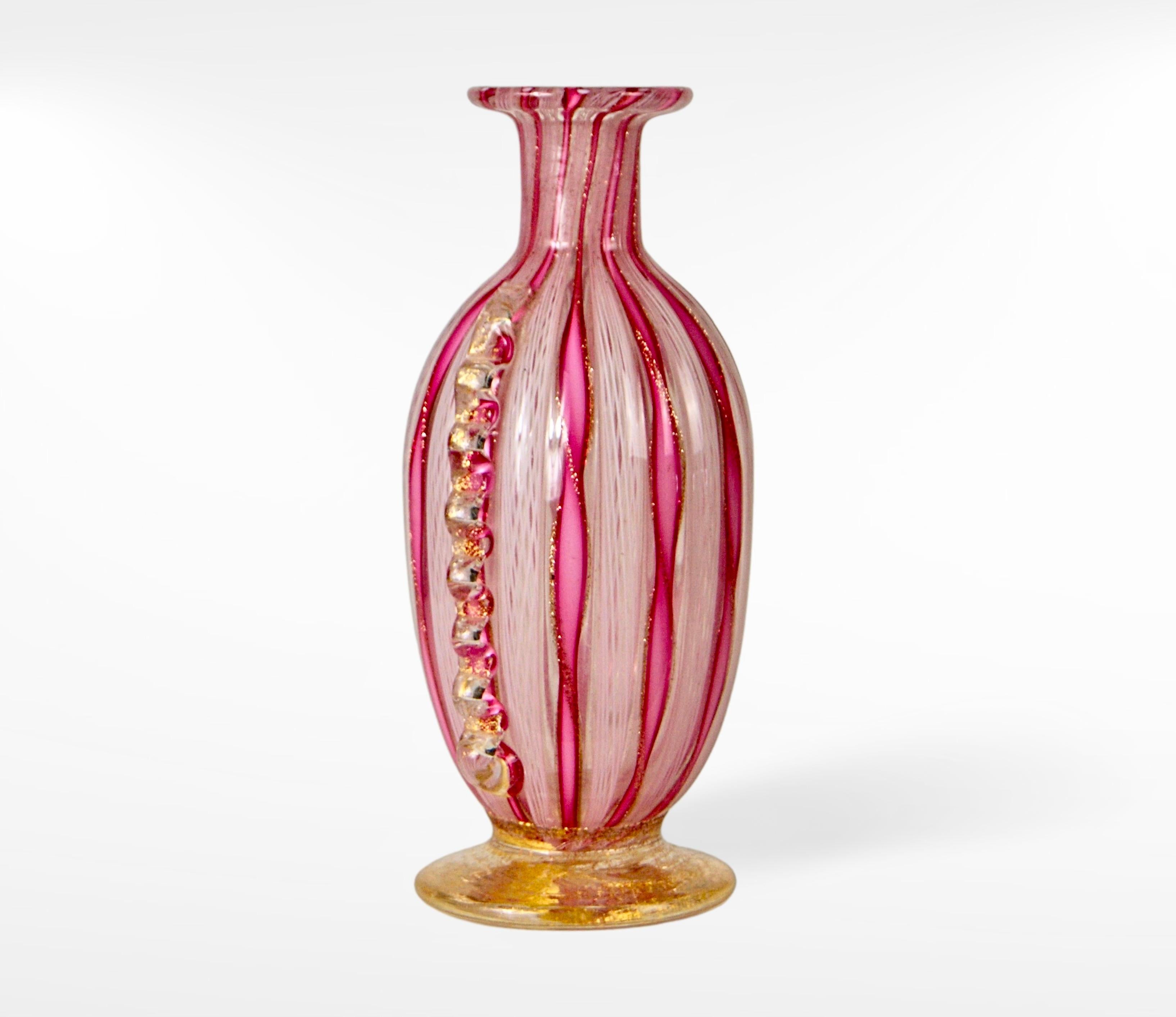 Vaso in vetro zanfirico filigrana di Murano della metà del secolo scorso con canna appliqué.
Attribuito a Fulvio Bianconi negli anni '50 circa.
Opera in vetro artistico latticino e avventurina rosa, bianco e oro.
Questo piccolo e perfetto pezzo di