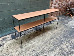 Muriel Coleman California Modern Style Eisen- und Kirschbaum-Regale