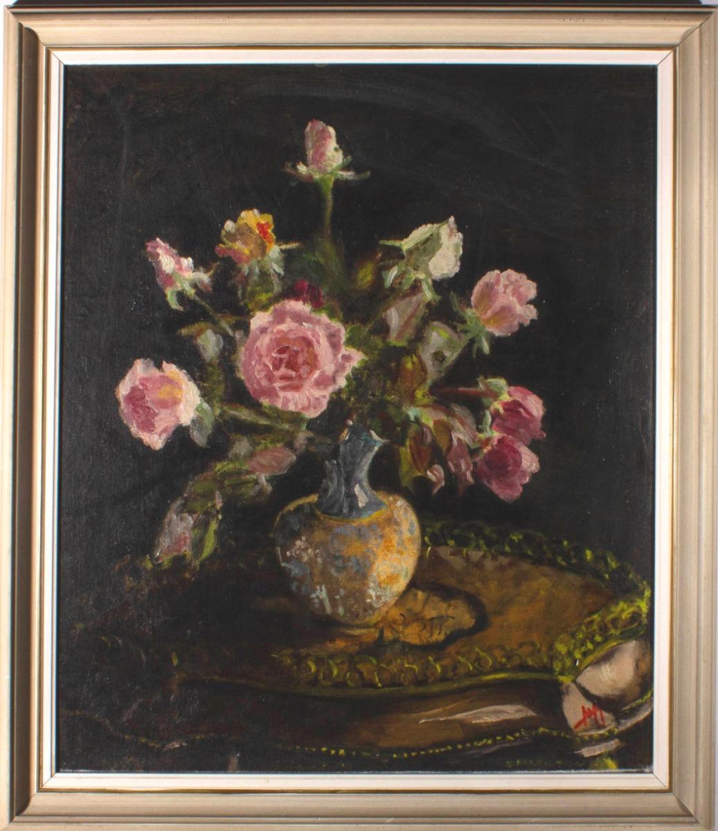 Une étude riche et atmosphérique de roses roses dans un vase décoratif. Les fleurs sont placées sur une table d
appoint ornée sur un fond bleu profond. En utilisant des coups de pinceau expressifs, l
artiste a ajouté un sentiment de texture et de