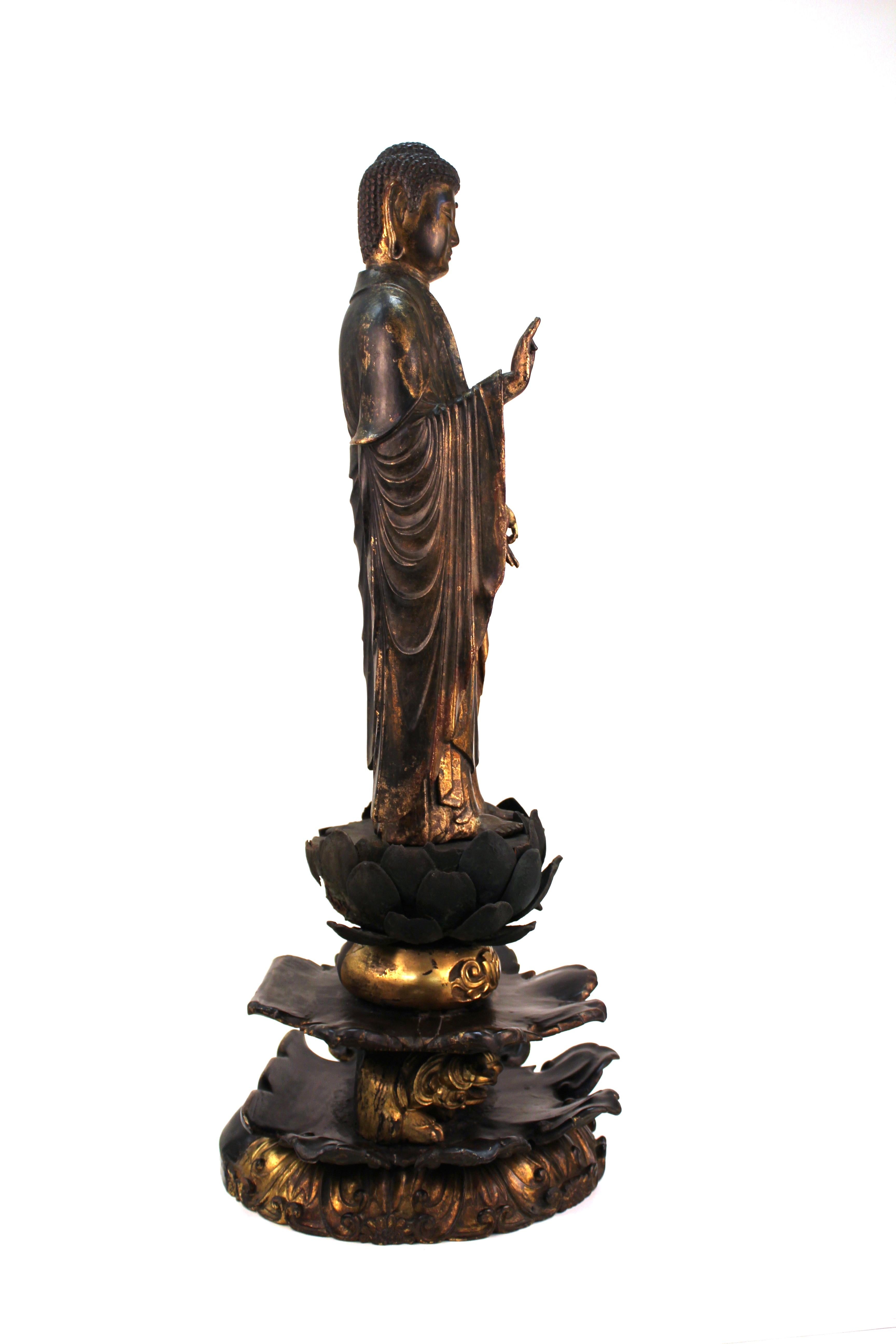 Muromachi Period Japanese Carved and Gilt Wood Buddha Figure Amida Nyorai In Good Condition For Sale In New York, NY