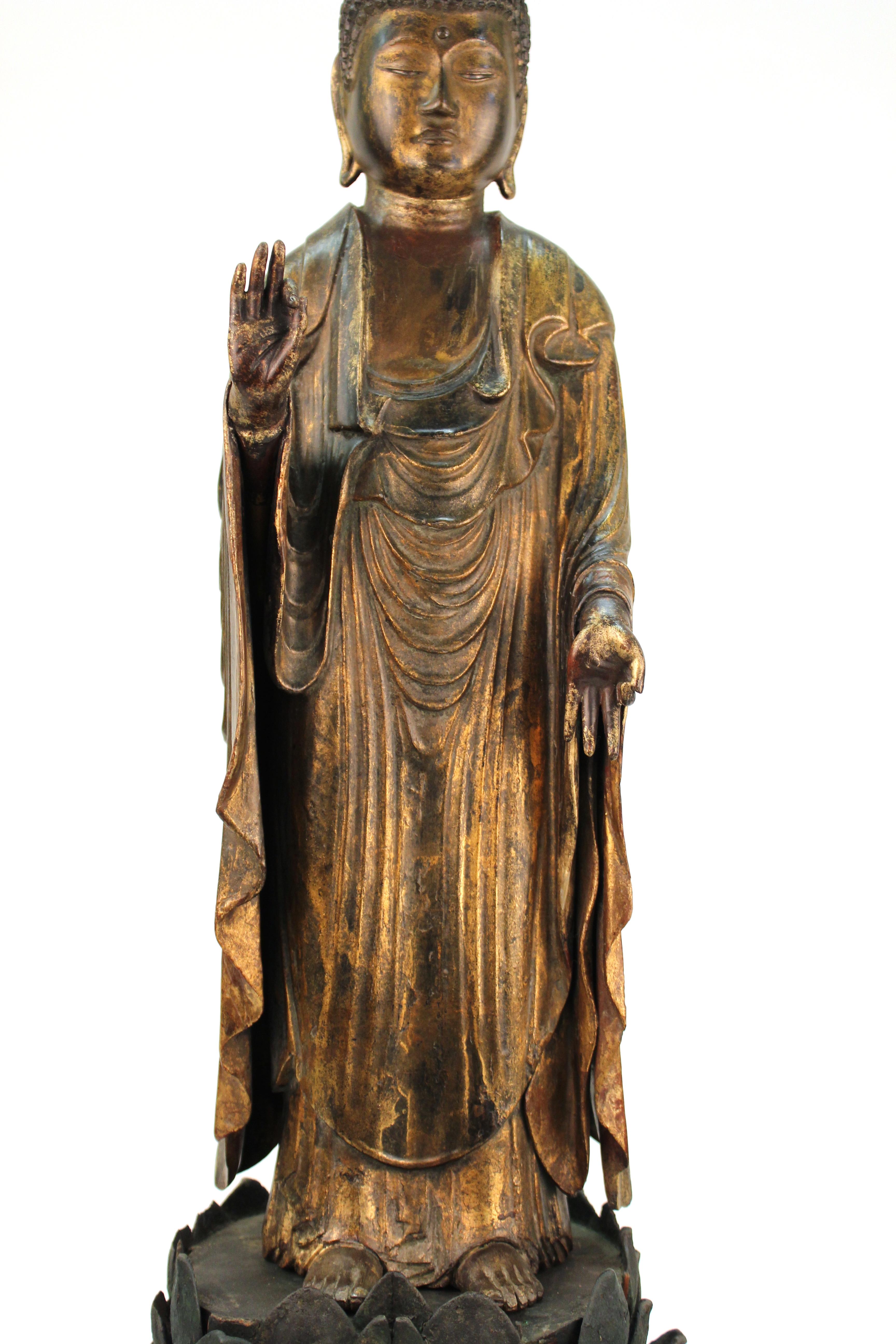 Muromachi Period Japanese Carved and Gilt Wood Buddha Figure Amida Nyorai For Sale 2