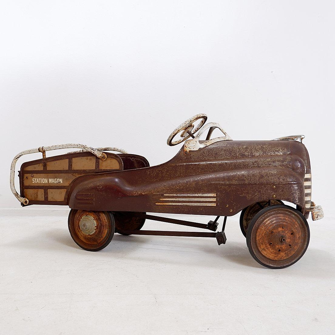 Pontiac Station Wagon Pedal Car Murray des années 1940
Voiture - Collector - Pontiac
Voiture à pédales Pontiac Murray Station Wagon des années 1940, originale et non restaurée !
Dimensions : 113x34,5cm H:53cm 
Usure correspondant à l'âge et à