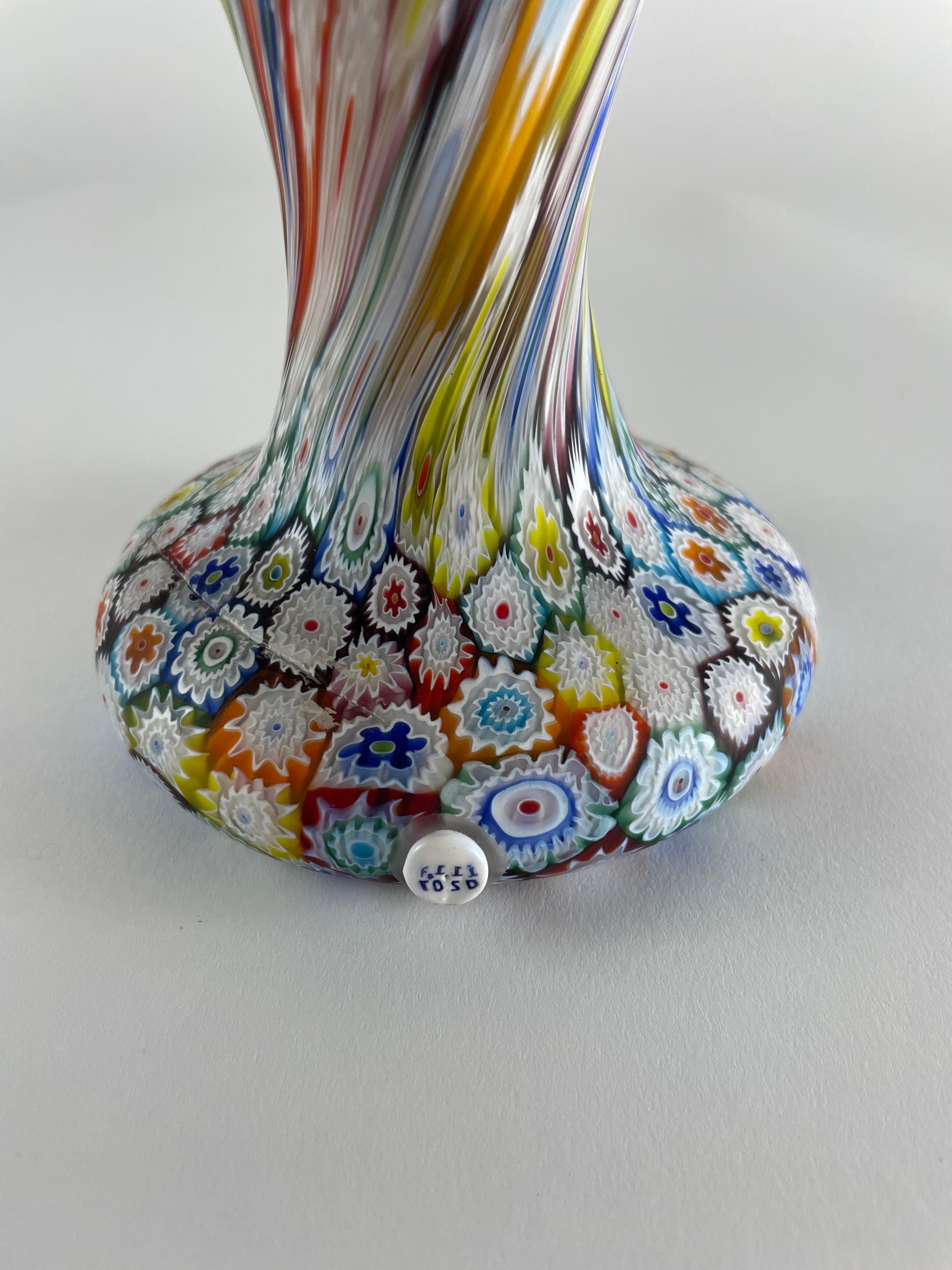 Vase réalisé par la verrerie Fratelli Toso, Murano, dans les années 1950. Fratelli Toso s'est toujours spécialisé dans le travail de la murrine, véritable fer de lance de l'entreprise. Le vase est fabriqué à partir de la murrina millefiori classique