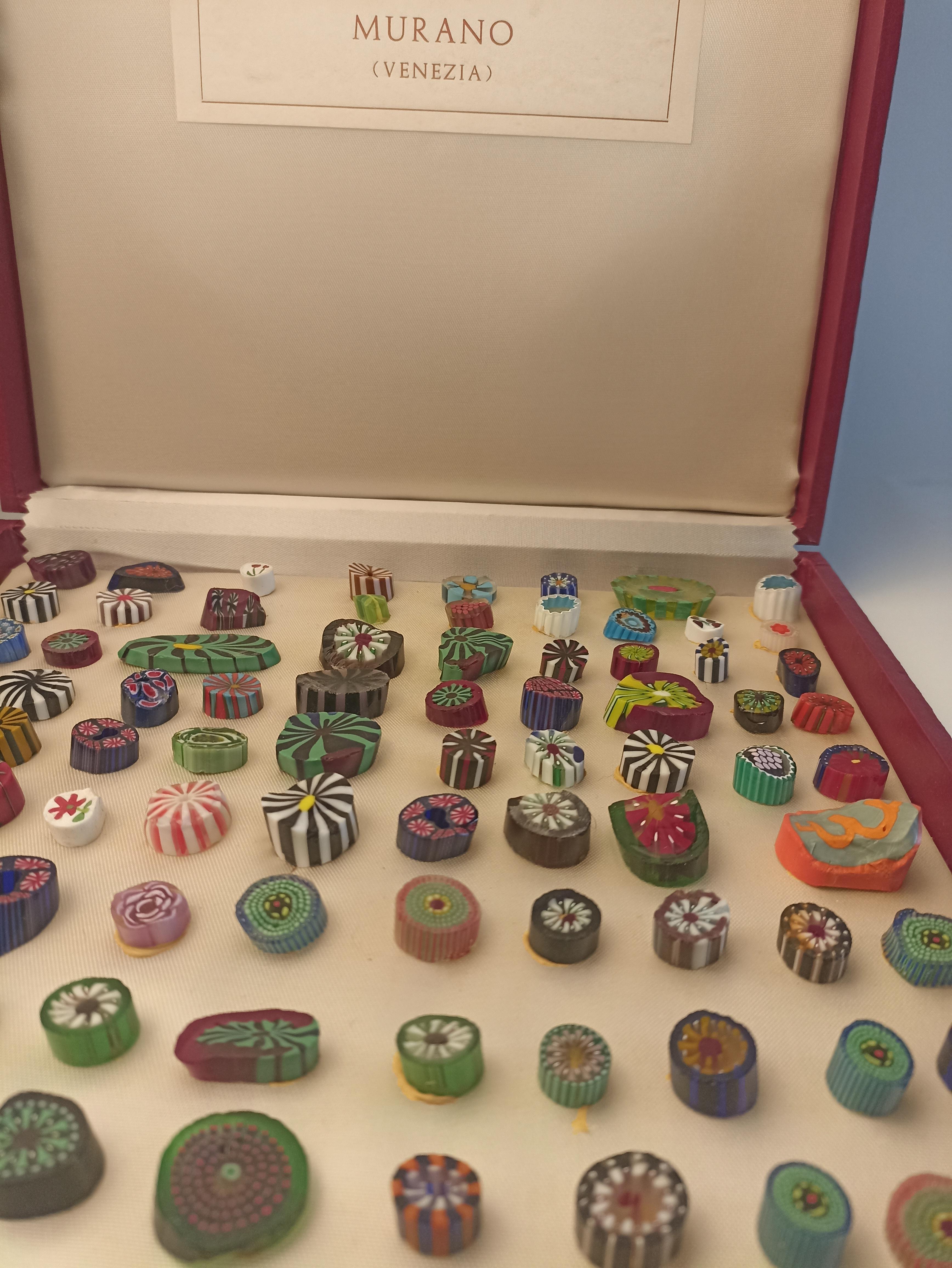 SCATOLA MURRINE è una rara scatola di lusso che mette in mostra la squisita maestria dei pezzi di murrina dei Fratelli Toso. Si tratta di un'impareggiabile collezione di oltre 120 fette di murrina meticolosamente lavorate, ognuna delle quali