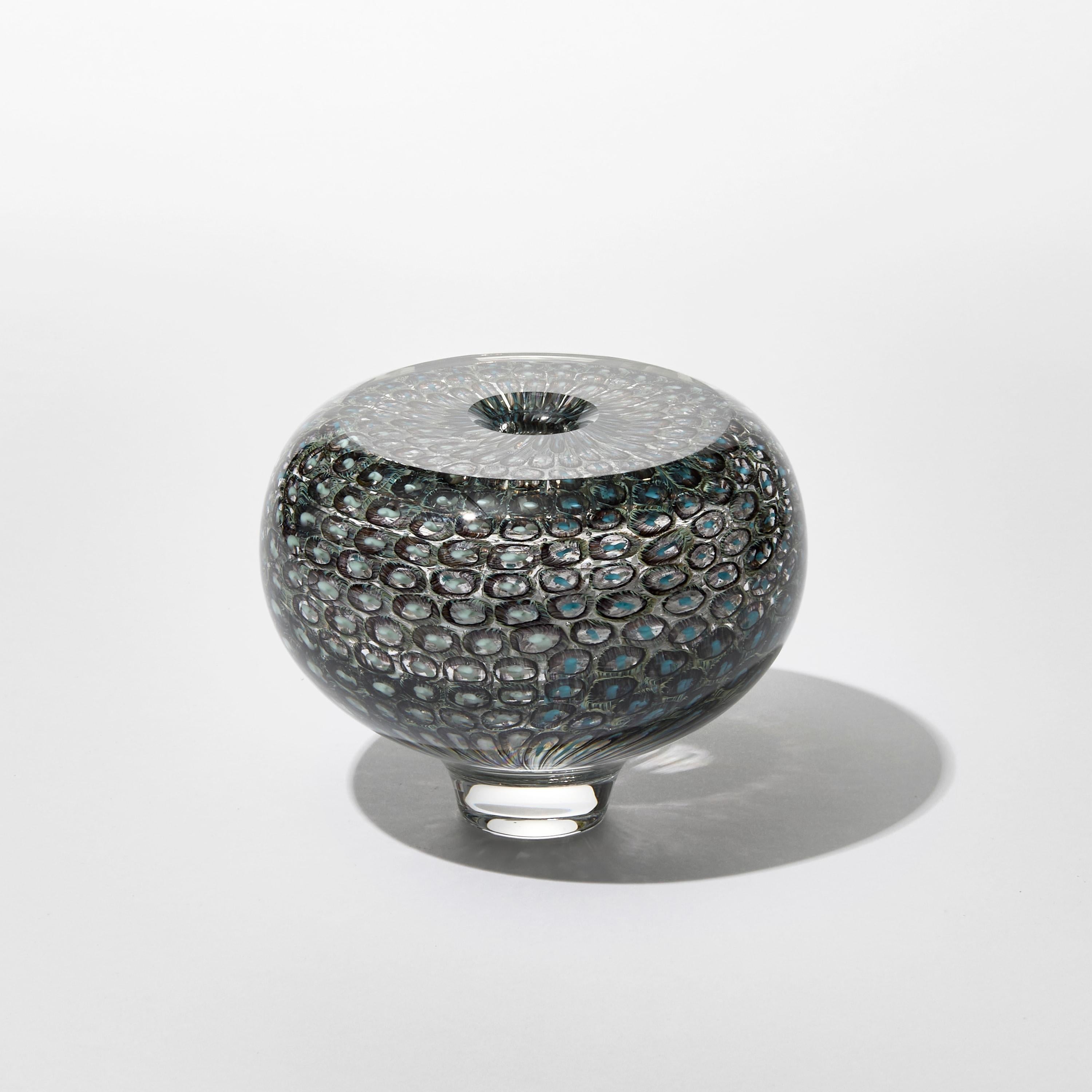 'Murrine Quadrants in Celadon & Turquoise I' è un'opera d'arte in vetro unica dell'artista britannico Peter Bowles. 

Inizialmente ha studiato vetro allo Stourbridge College of Art and Design, Peter Bowles ha poi lavorato con alcuni dei più