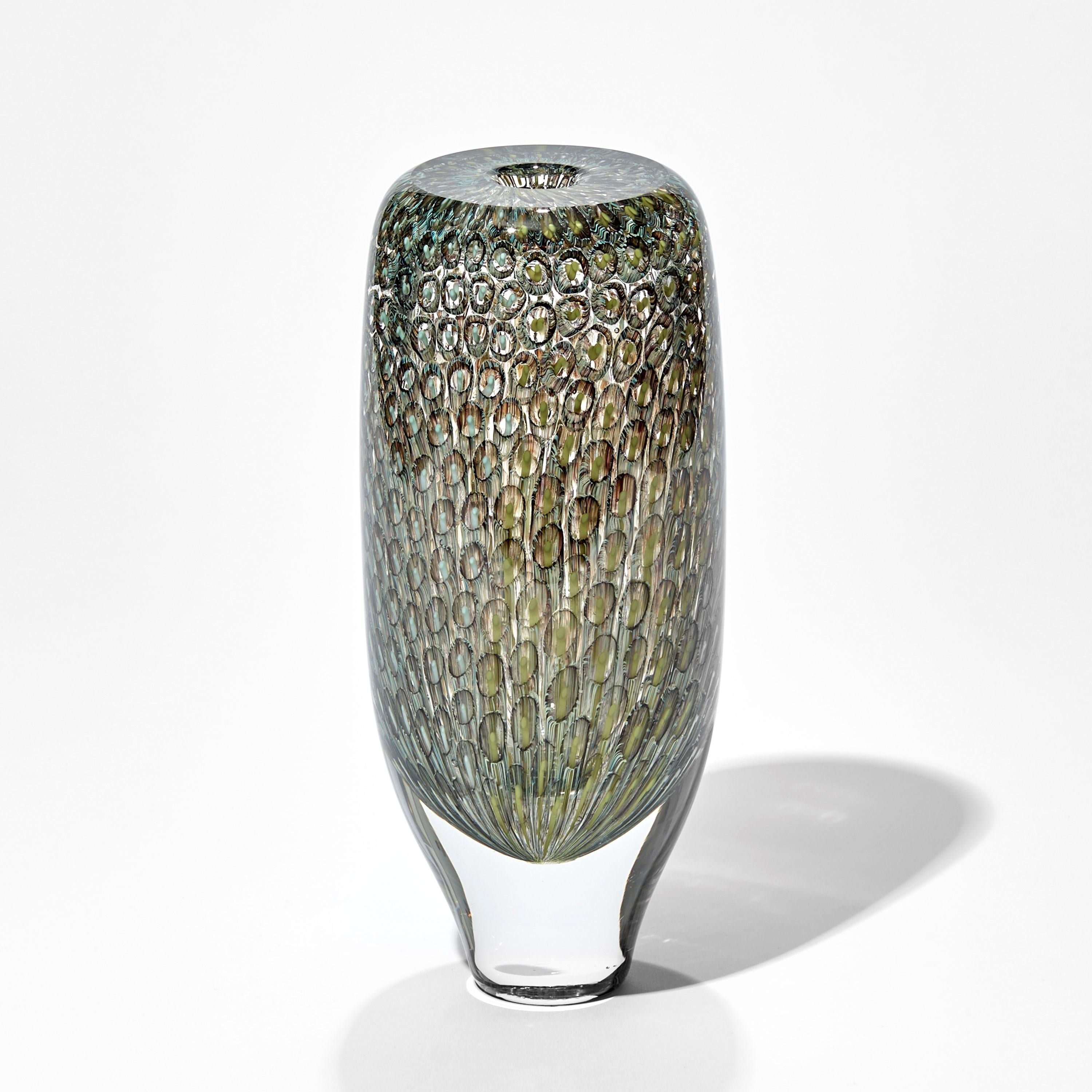 'Murrine Quadrants in Grey, Celadon & Pistachio II' è un'opera d'arte in vetro unica dell'artista britannico Peter Bowles. 

Inizialmente ha studiato vetro allo Stourbridge College of Art and Design, Peter Bowles ha poi lavorato con alcuni dei più