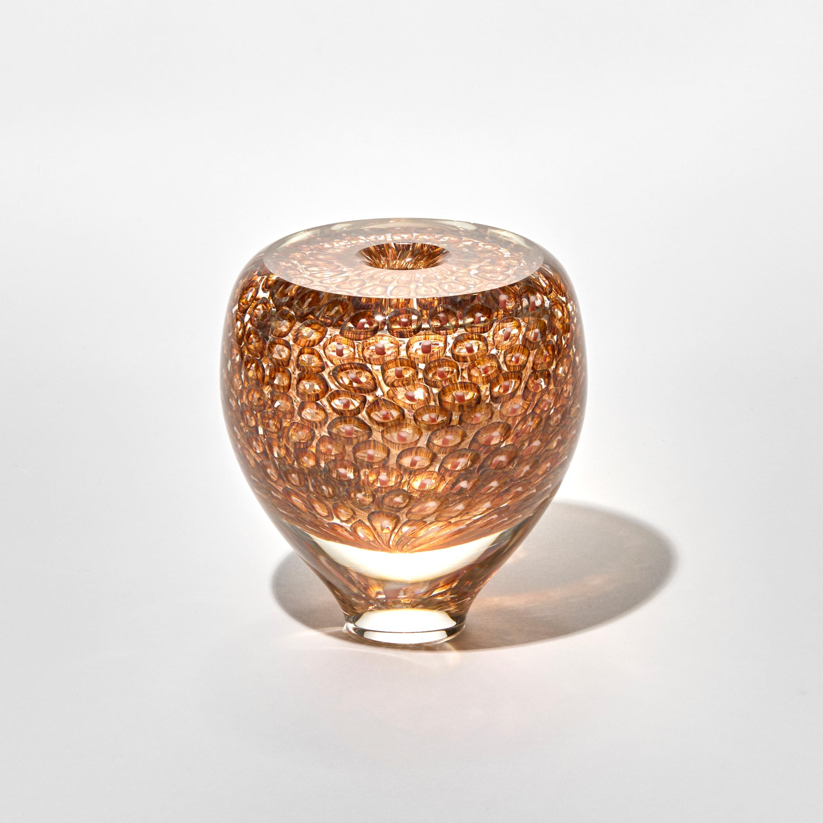 'Murrine Quandrants in Apricot with Salmon & Primrose' è un'opera d'arte in vetro unica dell'artista britannico Peter Bowles. 

Inizialmente ha studiato vetro allo Stourbridge College of Art and Design, Peter Bowles ha poi lavorato con alcuni dei