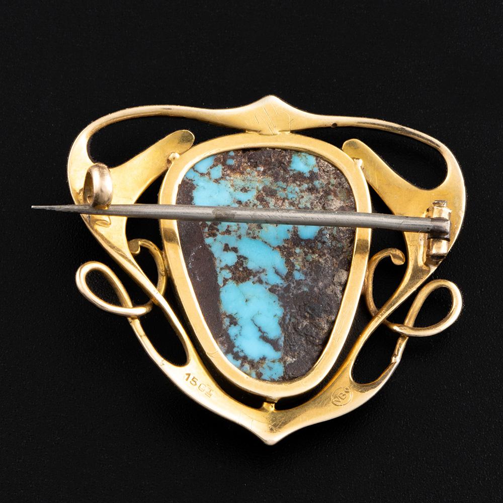 Encabezamiento : Broche Murrle Bennett de oro de 15 ct y turquesa c1910

Descripción : Decoración naturalista en forma de zarcillo en el oro con una gran turquesa en forma de pera en el centro. Marcado MB y 15ct en el reverso.

Estado : Una pérdida