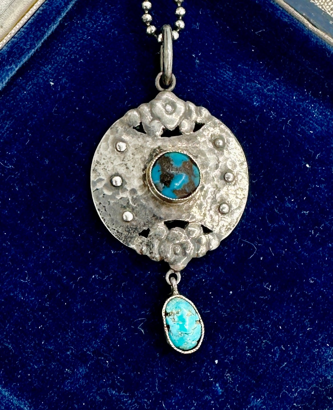 CONCEDITI UNA SPETTACOLARE COLLANA CON CIONDOLO IN ARGENTO TURCHESE DI MURRLE BENNETT & CO.  LA SPLENDIDA COLLANA CON CIONDOLO IN STILE ART NOUVEAU RISALE AL 1900 CIRCA.

Il ciondolo a goccia in argento turchese è opera di uno dei grandi