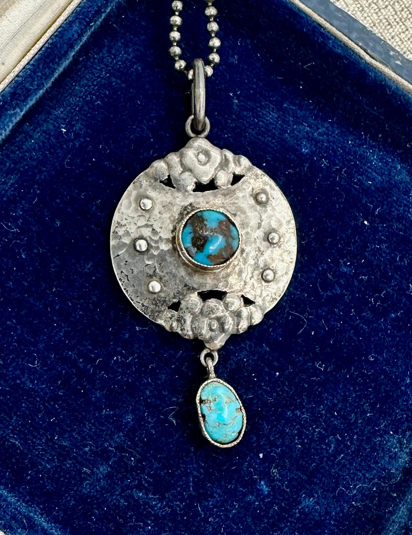 Murrle, Bennett & Co. Collana con ciondolo di turchese in argento di Arts And Crafts 1900 In condizioni ottime in vendita a New York, NY