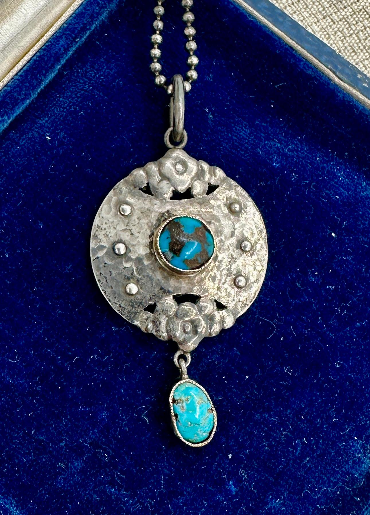 Murrle, Bennett & Co. Collana con ciondolo di turchese in argento di Arts And Crafts 1900 in vendita 1