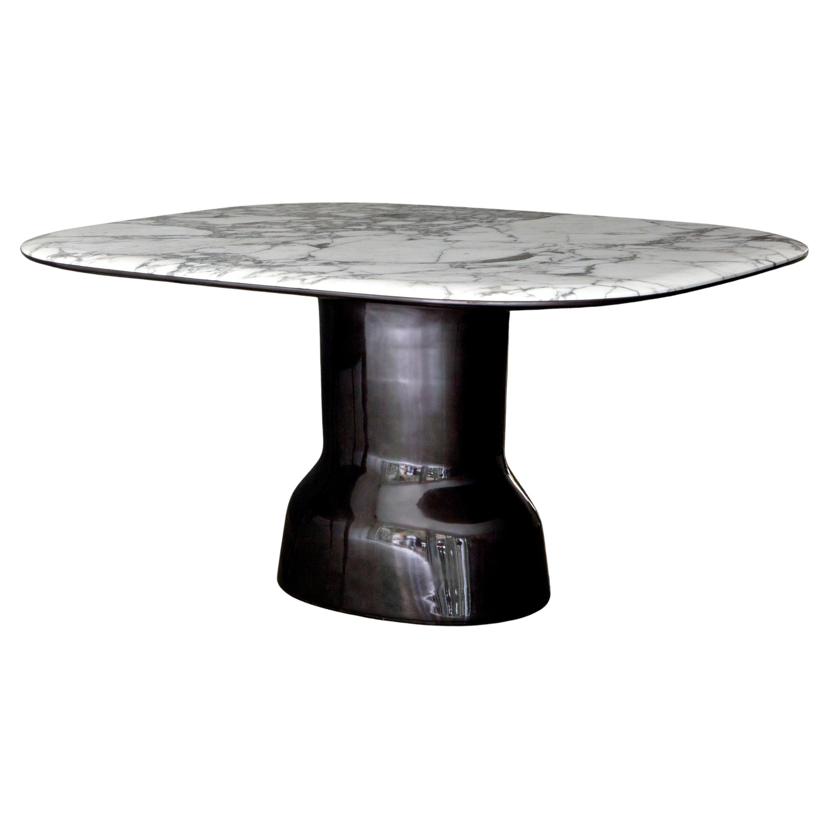 Musa 200 Ombra Tisch mit schwarzem Seidenlack und schwarzem Sockel aus Marmor von Casa Casati