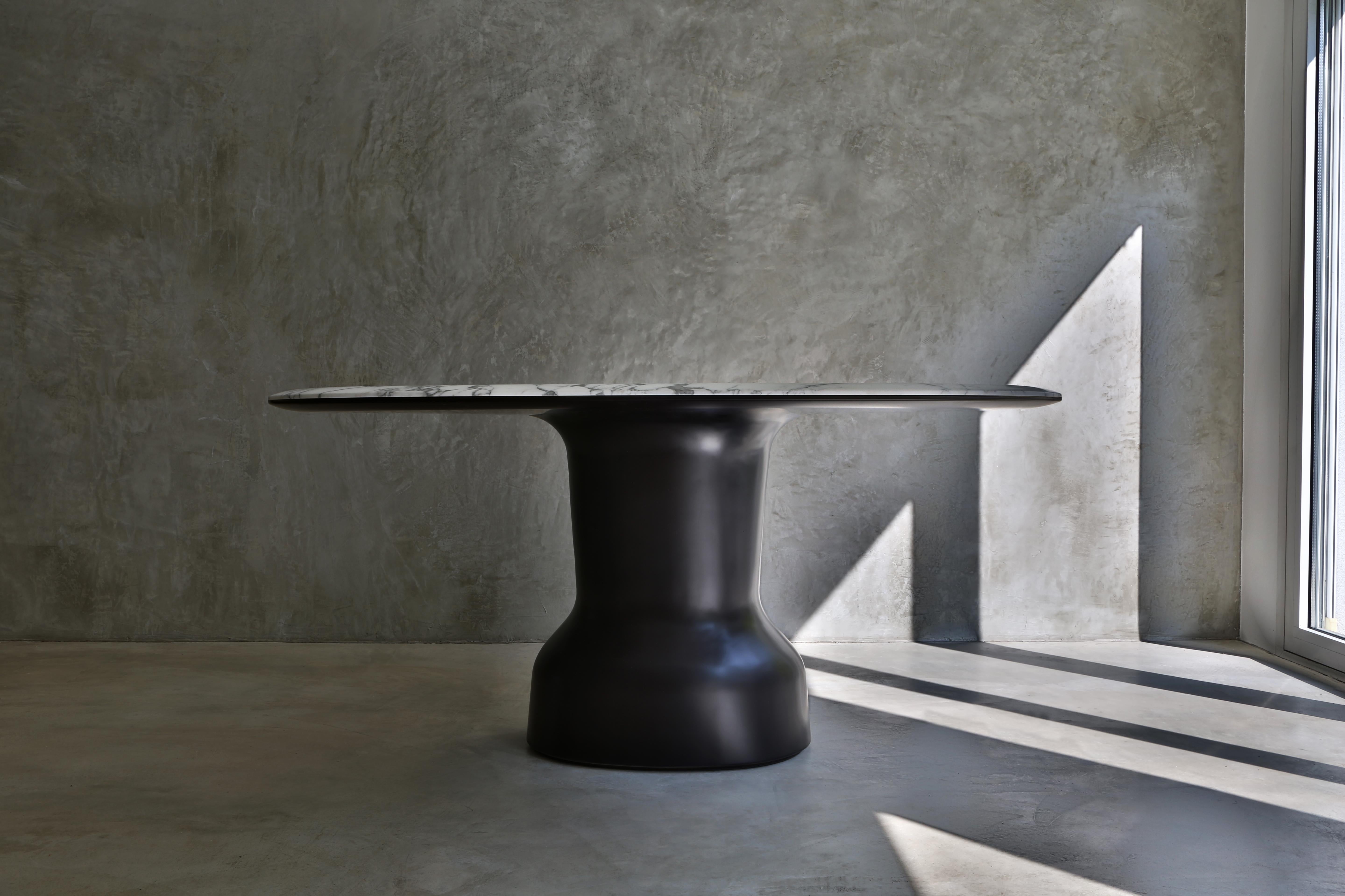 Inspired by the lithesome forms of classical sculpture and by Hans Arp’s smooth and powerful curves, the tables of the Musa series are characterised by the important plinth base with a slight oval section. 

Thanks to an accurate study of joints and