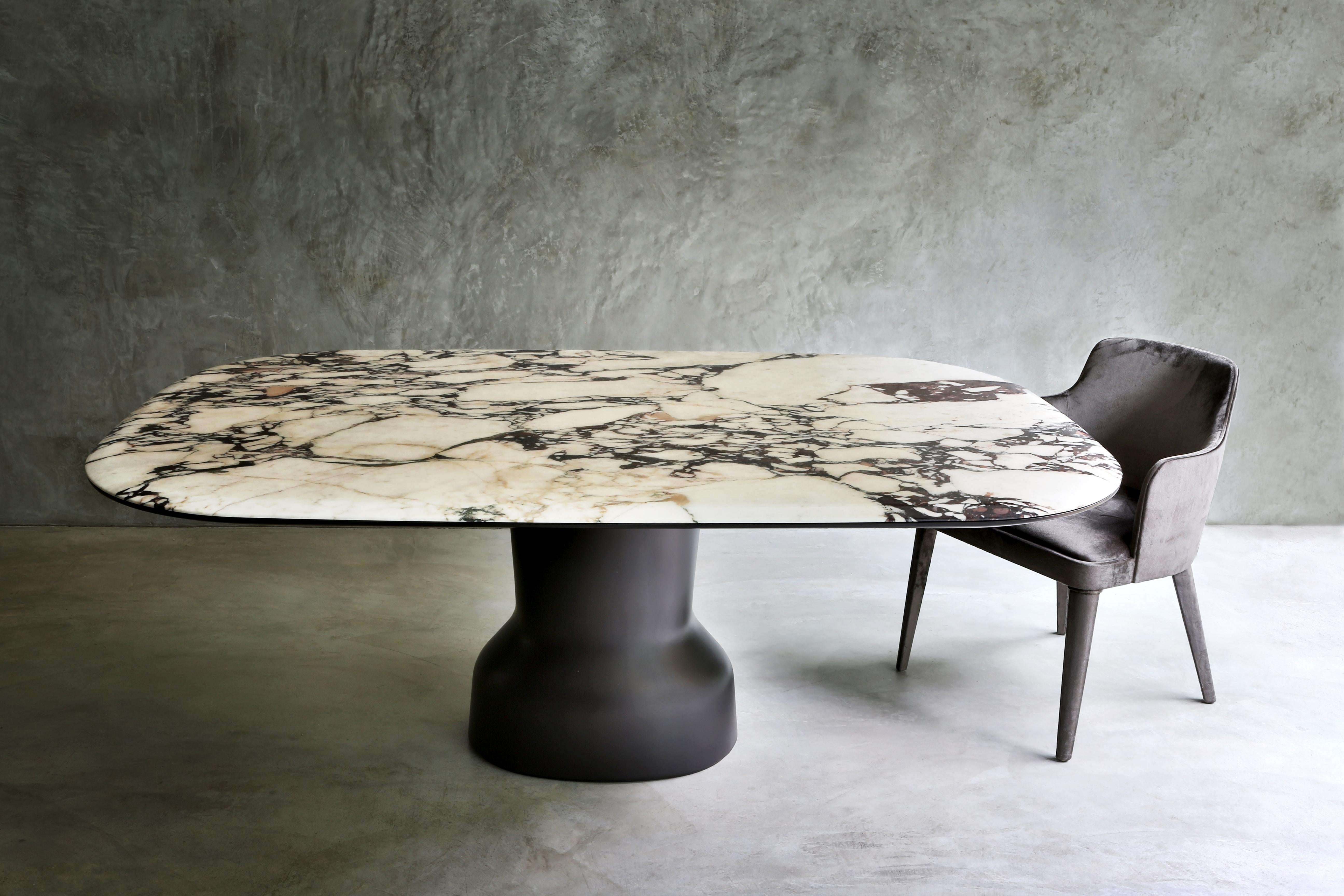 Moderne Musa, une table sculpturale avec plateau en marbre en vente