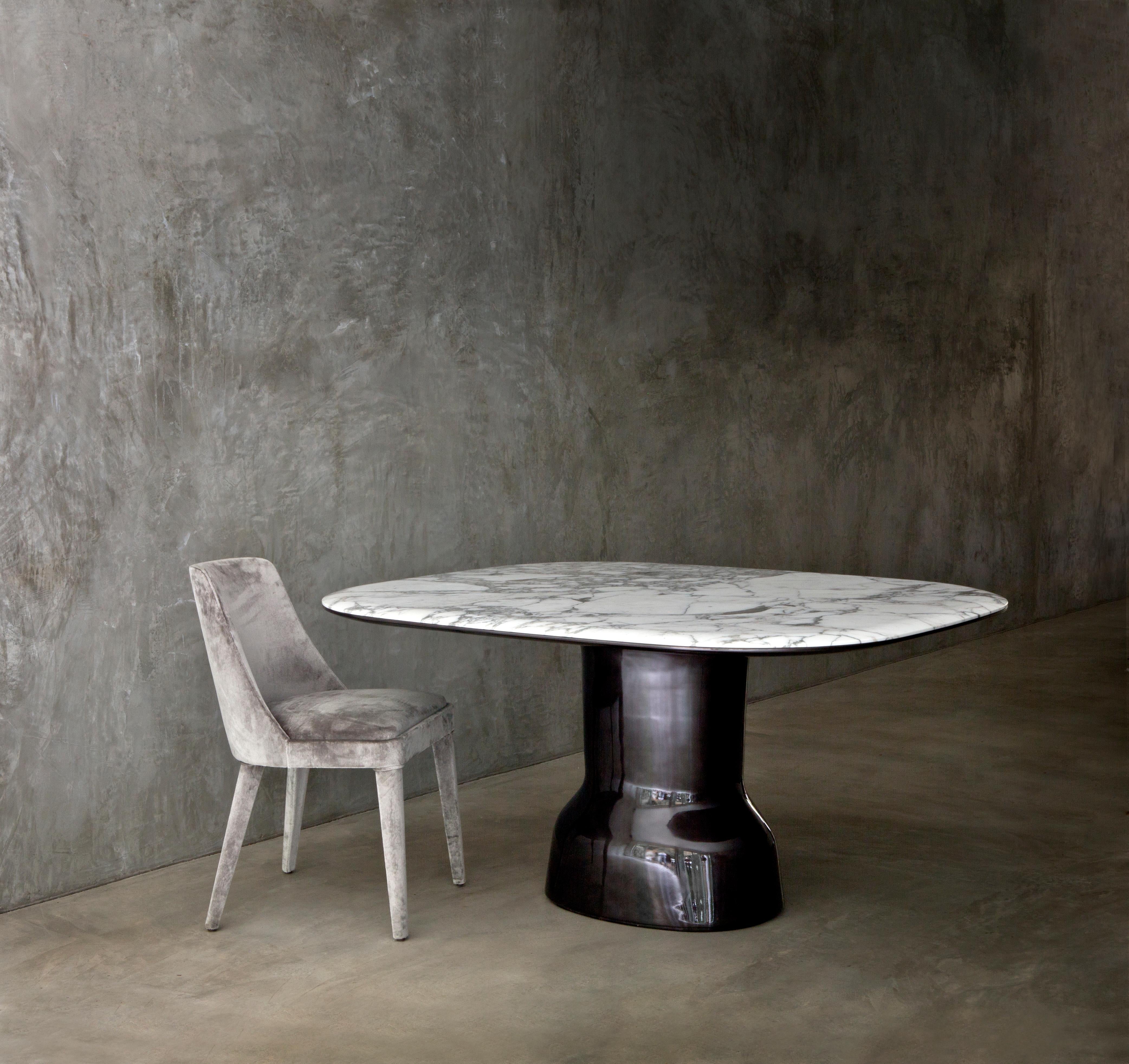 italien Musa, une table sculpturale avec plateau en marbre en vente