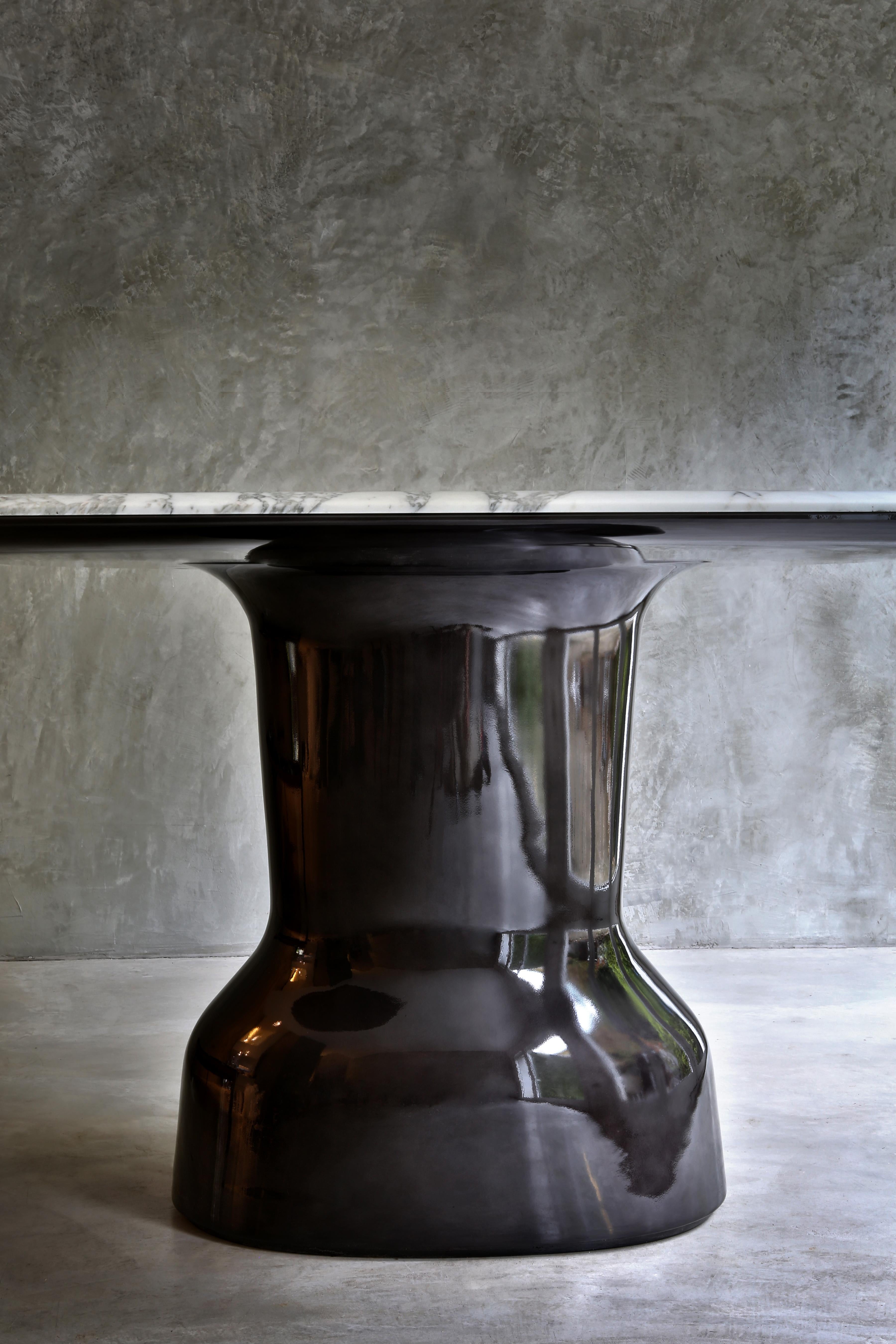 Musa, a sculptural table with top in marble In New Condition For Sale In Milan, MI