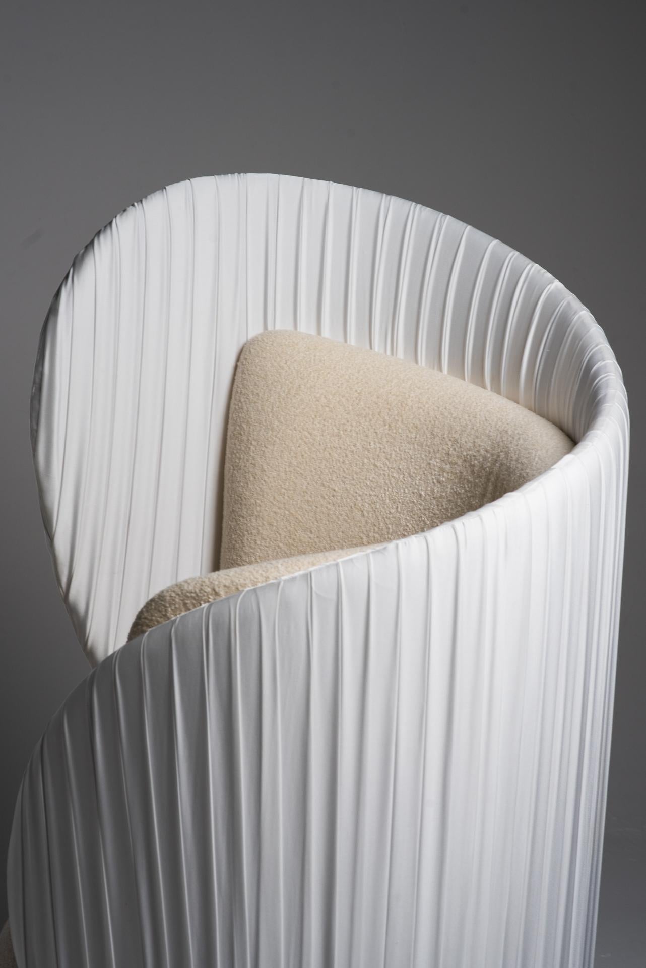 XXI secolo e contemporaneo Poltrona Musa, con base in alluminio ruotato, del designer Tiago Curioni, Brasile. in vendita