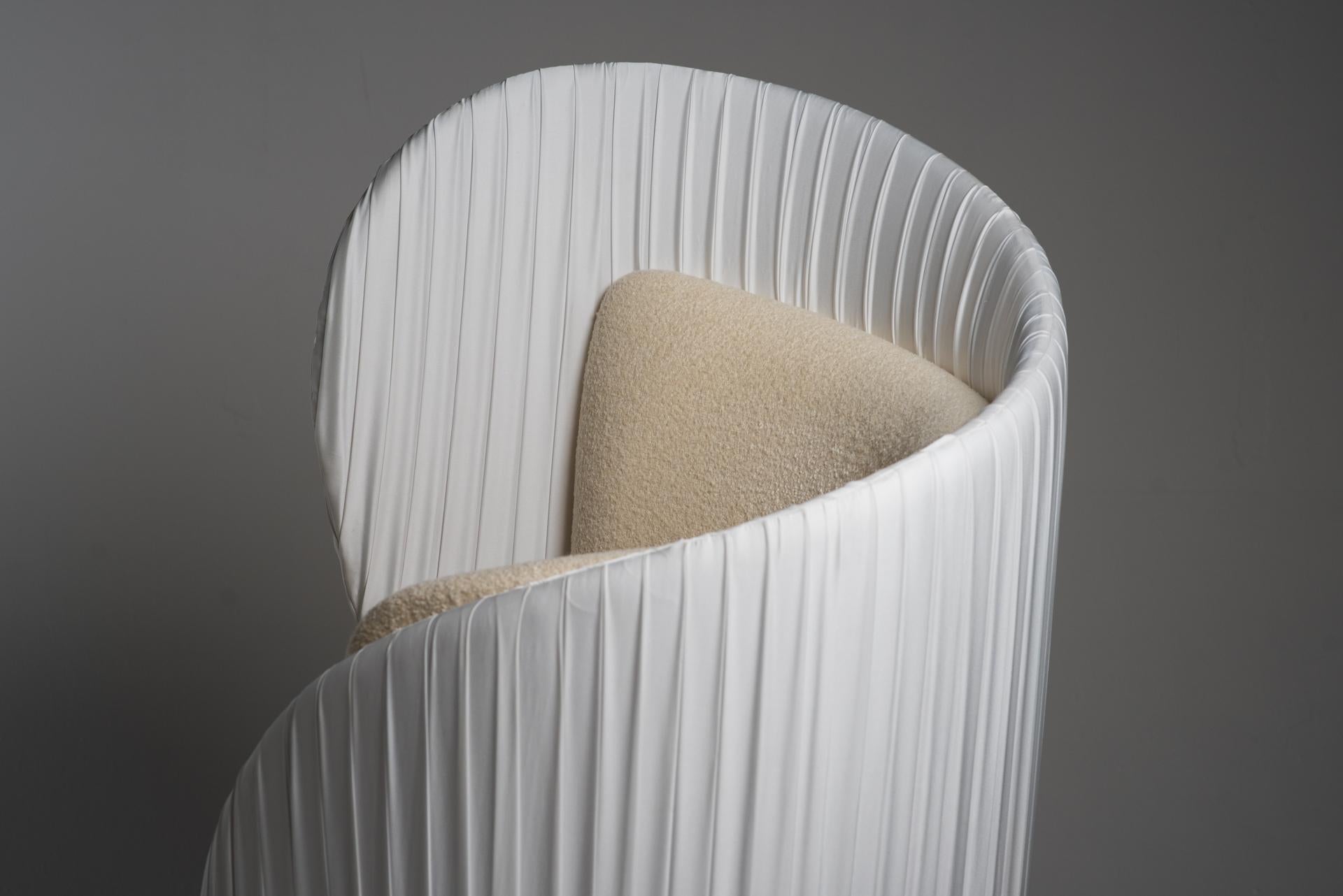 Tessuto Poltrona Musa, con base in alluminio ruotato, del designer Tiago Curioni, Brasile. in vendita