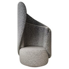 Poltrona Musa, con base in alluminio ruotato, del designer Tiago Curioni, Brasile.
