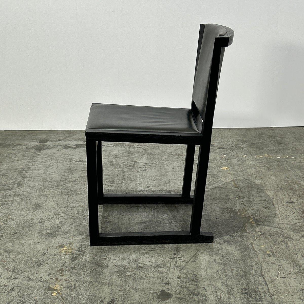 Presentamos la Silla de Comedor Musa de Maxalto, un impresionante complemento para cualquier comedor de lujo. El diseño en forma de caja tiene una forma única, creando un look llamativo. Fabricada con materiales de la máxima calidad, esta silla