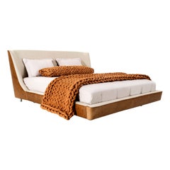 Letto King con testata a conchiglia in pelle color caramello e tessuto color avena - Linea Musa