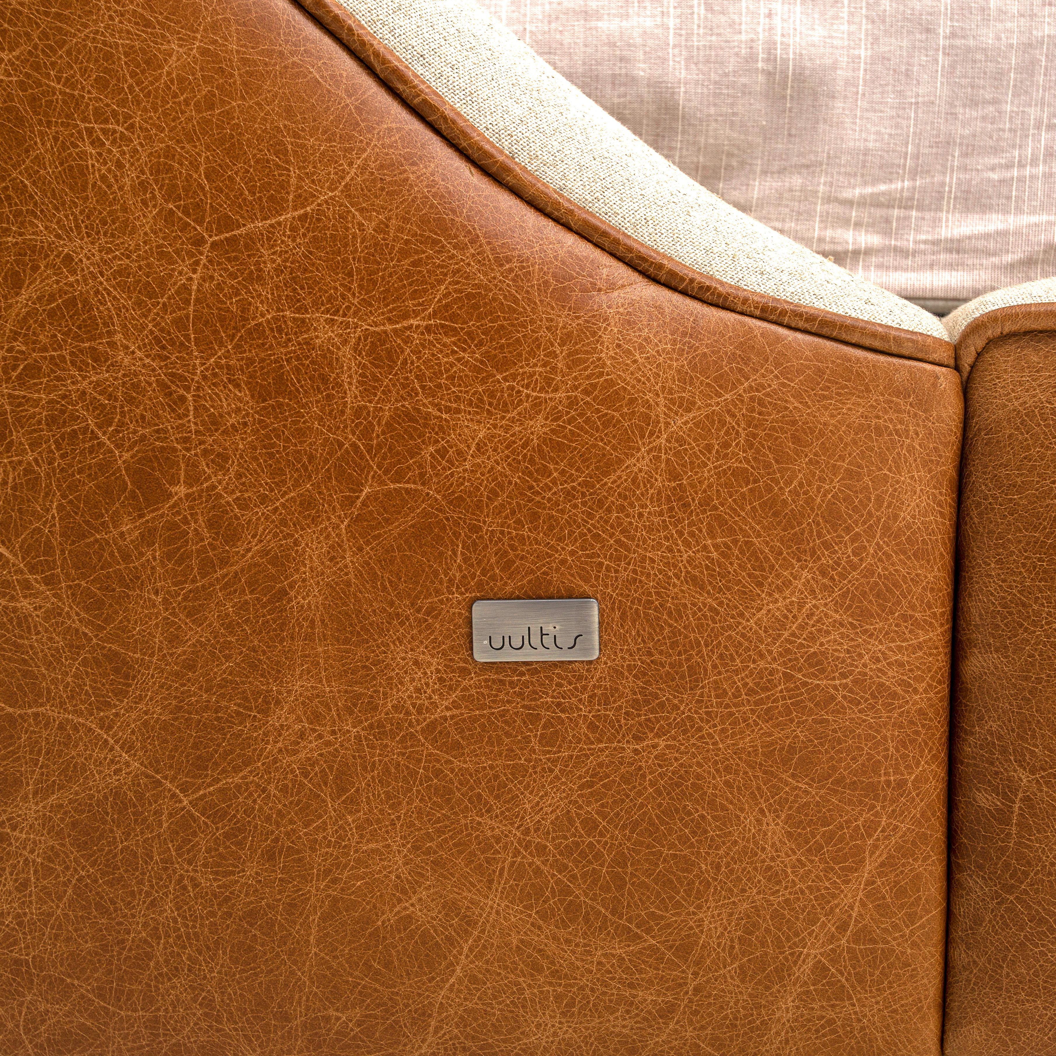 Brown Leder und Haferflocken Stoff Queen Bett, Muschel geformt Kopfteil - Musa Line im Zustand „Neu“ im Angebot in Miami, FL