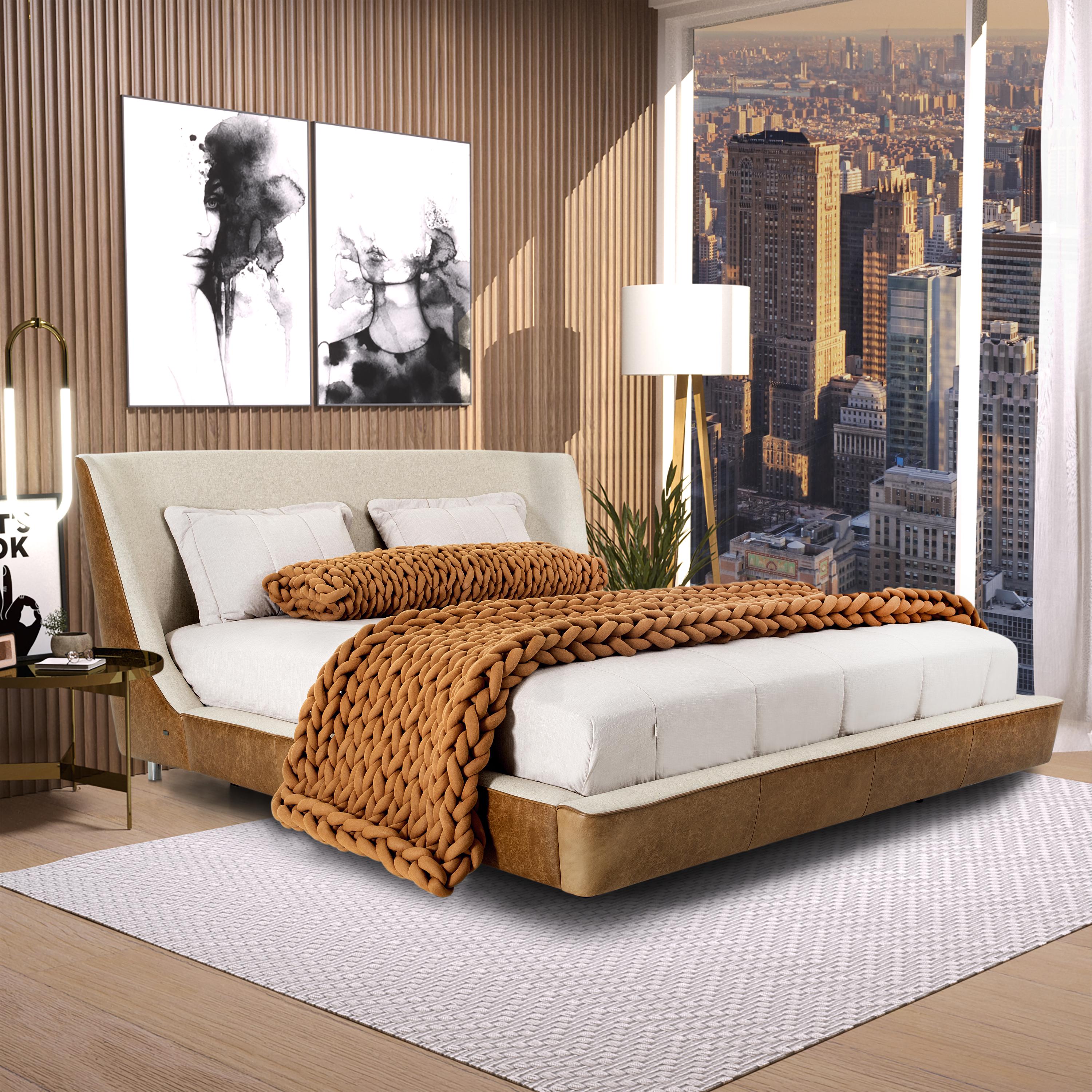 Queensize-Bett von Uultis in hafermehlfarbenem Stoff und braunem Leder mit muschelförmigem Kopfteil. *Bitte prüfen Sie vor dem Kauf die Verfügbarkeit*.

Das Musa-Queen-Bett von Uultis ist eine exquisite Kombination aus modernem Luxus und natürlicher