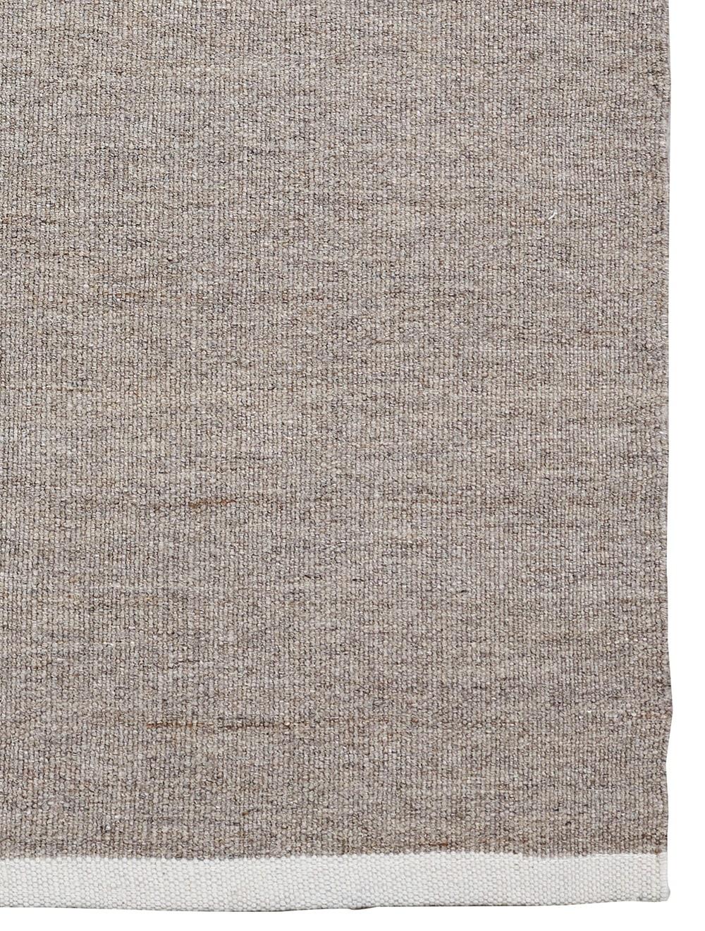 Tappeto Muscat Escape Kelim di Massimo Copenhagen
Progettato da Space Copenhagen
Tessuto a mano
Materiali: 100% lana naturale non tinta.
Dimensioni: L. 300 x H. 400 cm
Colori disponibili: Gesso, Gesso con frange, Beige chiaro, Beige chiaro con