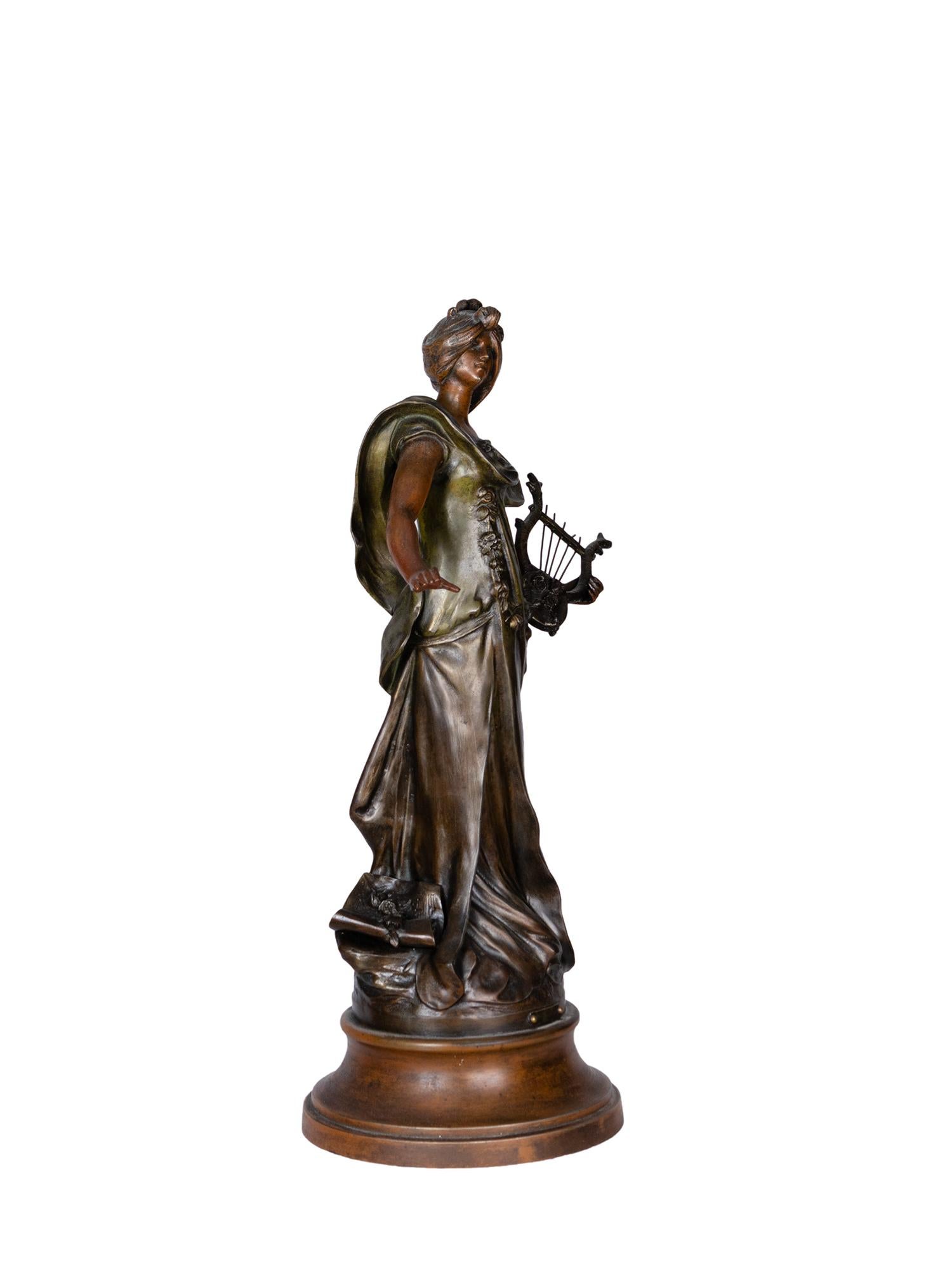 Statue de la muse Calliope, la première des neuf muses de la mythologie grecque, filles de Zeus et de Mnémosyne, en métal à en-tête.

Signé.