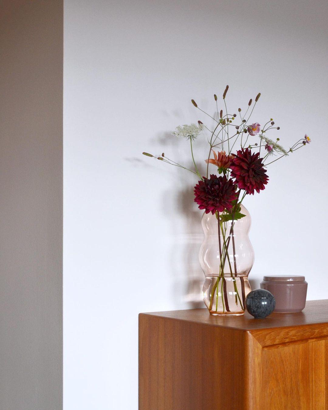 MUSE L Cobre Claro: Jarrones bohemios de cristal con curvas únicas Moderno en venta