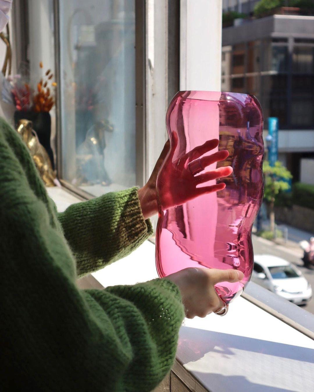 Moderne MUSE L Rubine : vases en verre de Bohème aux courbes uniques en vente