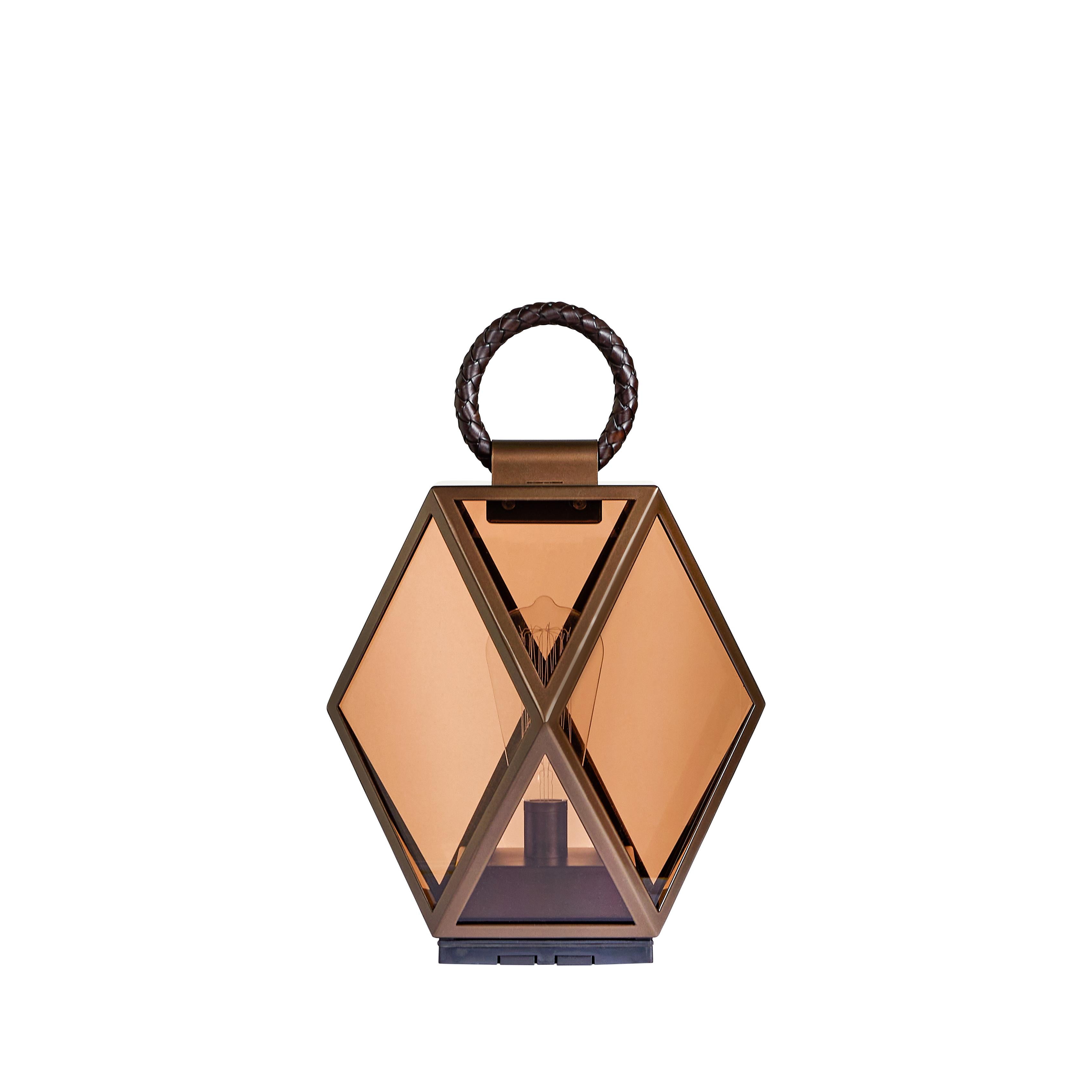 The bronze finish of Muse Lantern has been treated to resist in outdoor spaces and weathering, with a braided leather handle. The plastic diffuser in the Lantern version keep the transparent amber finish.
  