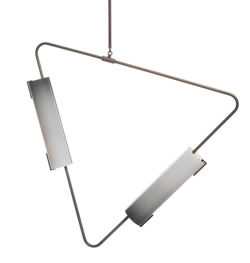 Die Muse Collection ist eine Destillation unseres Continuum-Konzepts in eine subtilere und eingeschränkte, aber dennoch dynamische Form. Die Elemente bestehen aus dreieckigen Messingrohren mit mundgeblasenen zylindrischen Glasschirmen und können