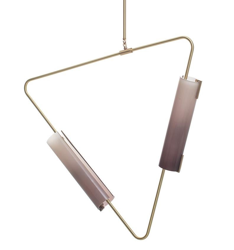 Die Muse Collection ist eine Destillation unseres Continuum-Konzepts in eine subtilere und eingeschränkte, aber dennoch dynamische Form. Die Elemente bestehen aus dreieckigen Messingrohren mit mundgeblasenen zylindrischen Glasschirmen und können