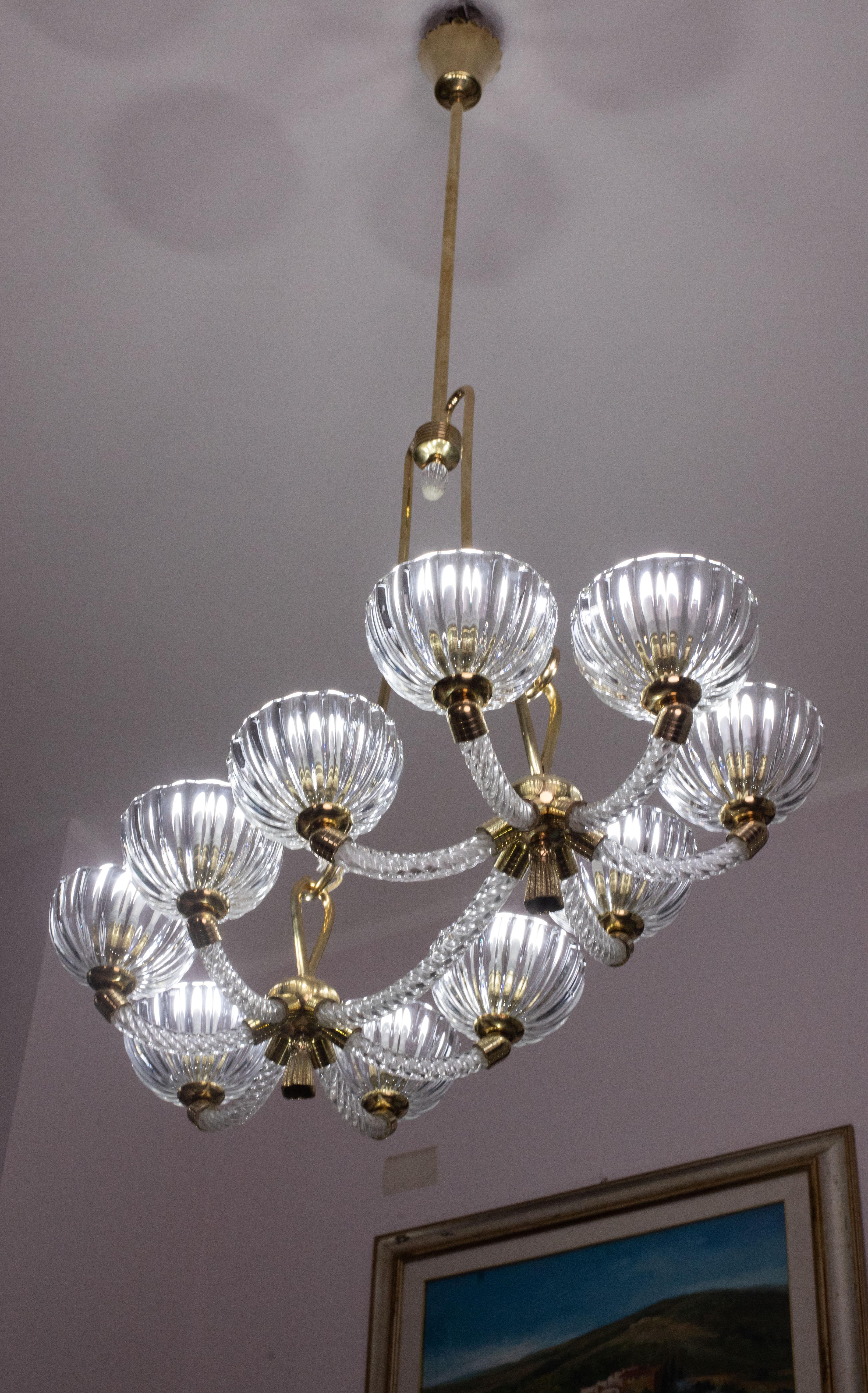 Museal 10-light Murano chandelier, made by the Barovier and Toso glassworks.

Production period: 1940s.

The structure of the chandelier consists of a central trunk to which two arches, also made of brass, are attached, to which the body with the