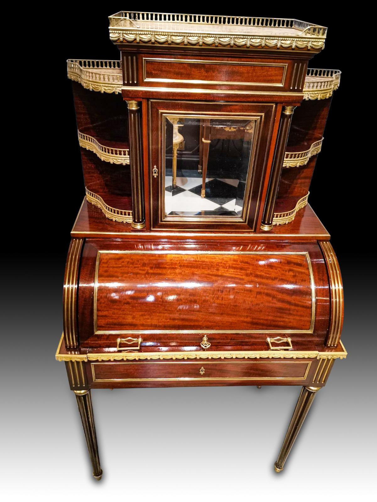 18th Century and Earlier Muséal Bureau Bonheur Du Jour A Parisian Cylinder Louis XVI Period in Mahogany For Sale