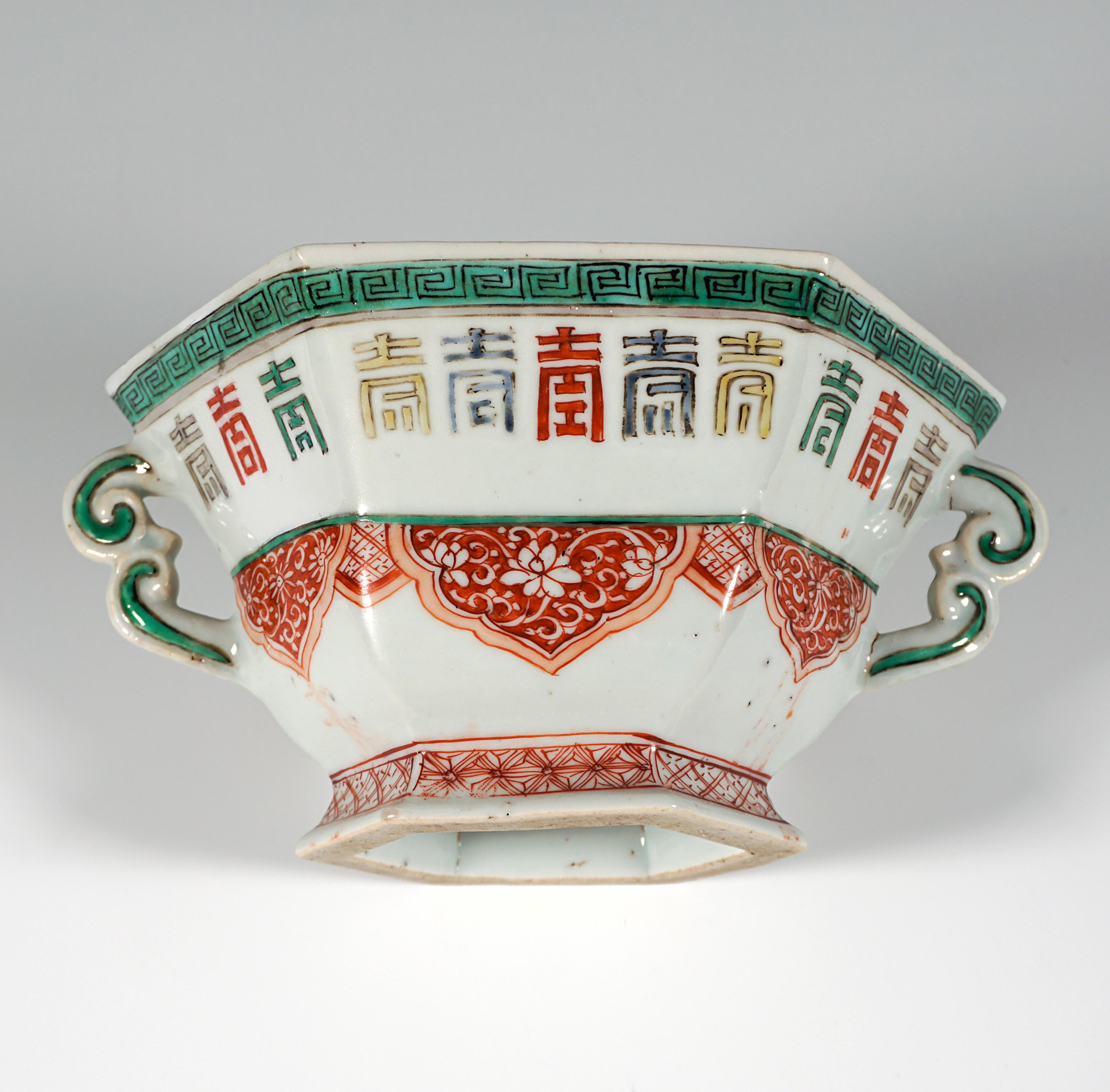 Museal Early Asian Lidded Tureen With Présentoir, Meissen Germany 1740-1780 In Good Condition For Sale In Vienna, AT